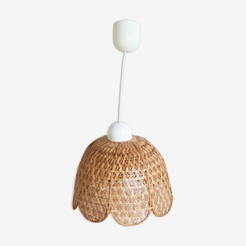 Vintage flower suspension in wicker rattan