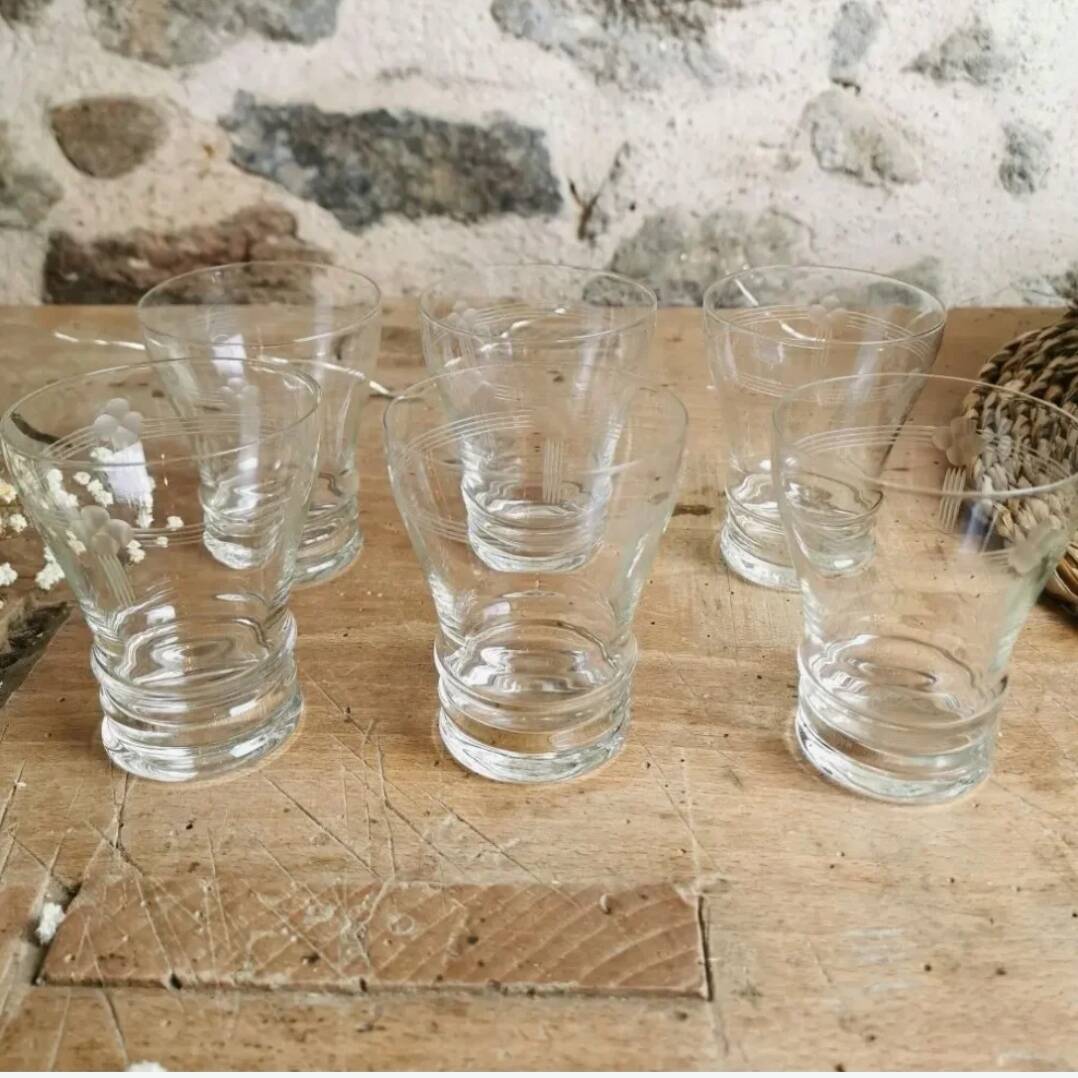 6 50s Wine Glasses, Art Deco pattern. Chiseled glass