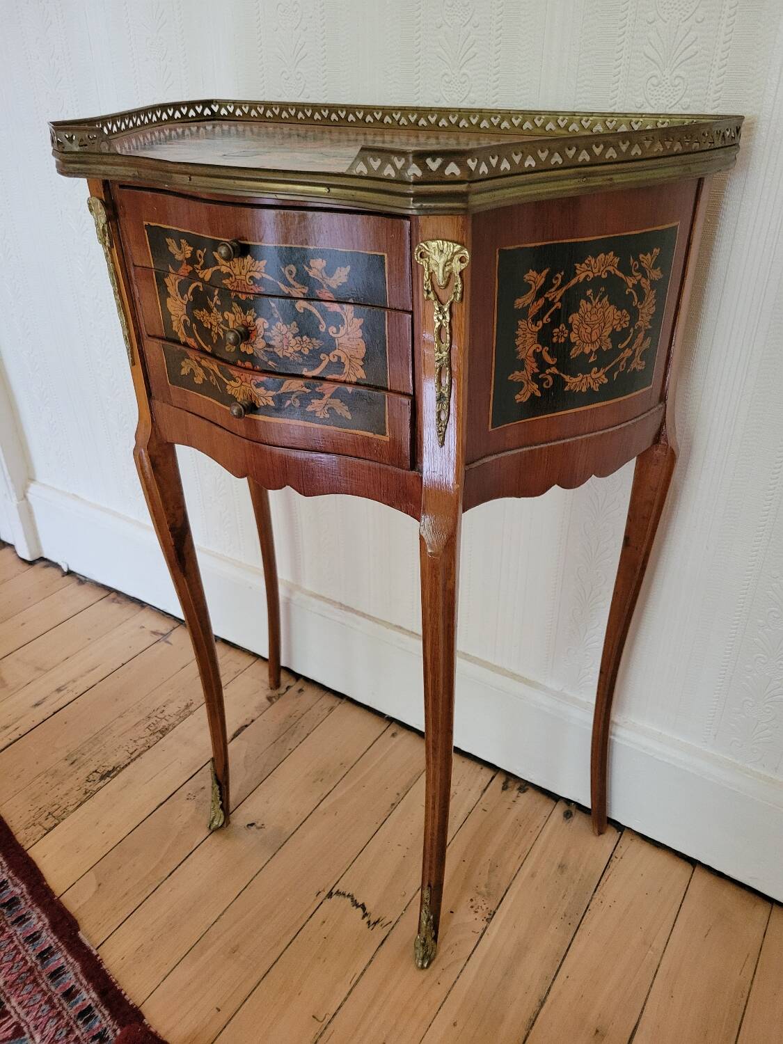 Louis XV bedside table or gueridon with floral motifs, 19th century.