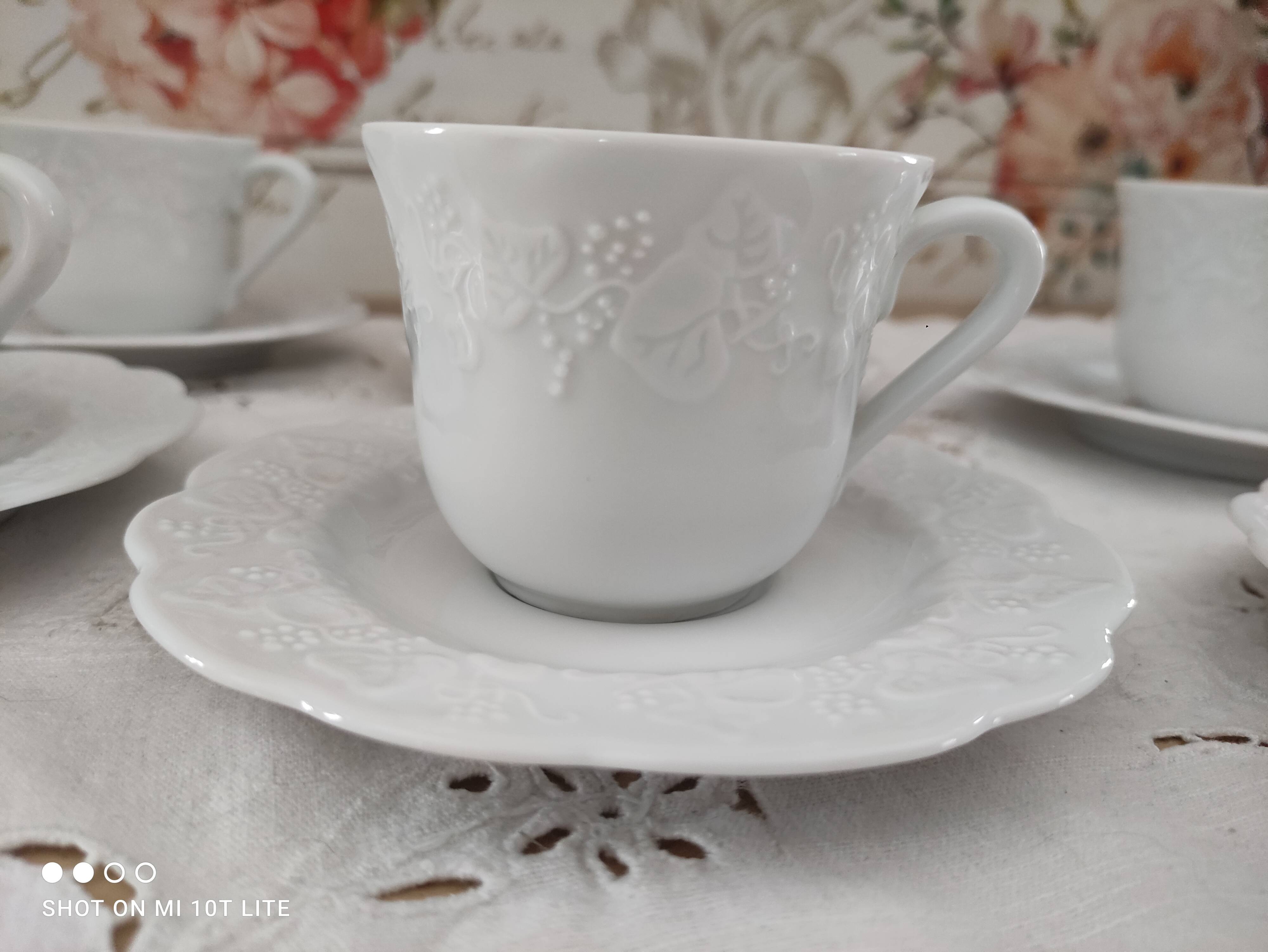 Lot de 6 tasses à café et sous-tasses en porcelaine blanche décor en relief Lierre Sauvage Estampill
