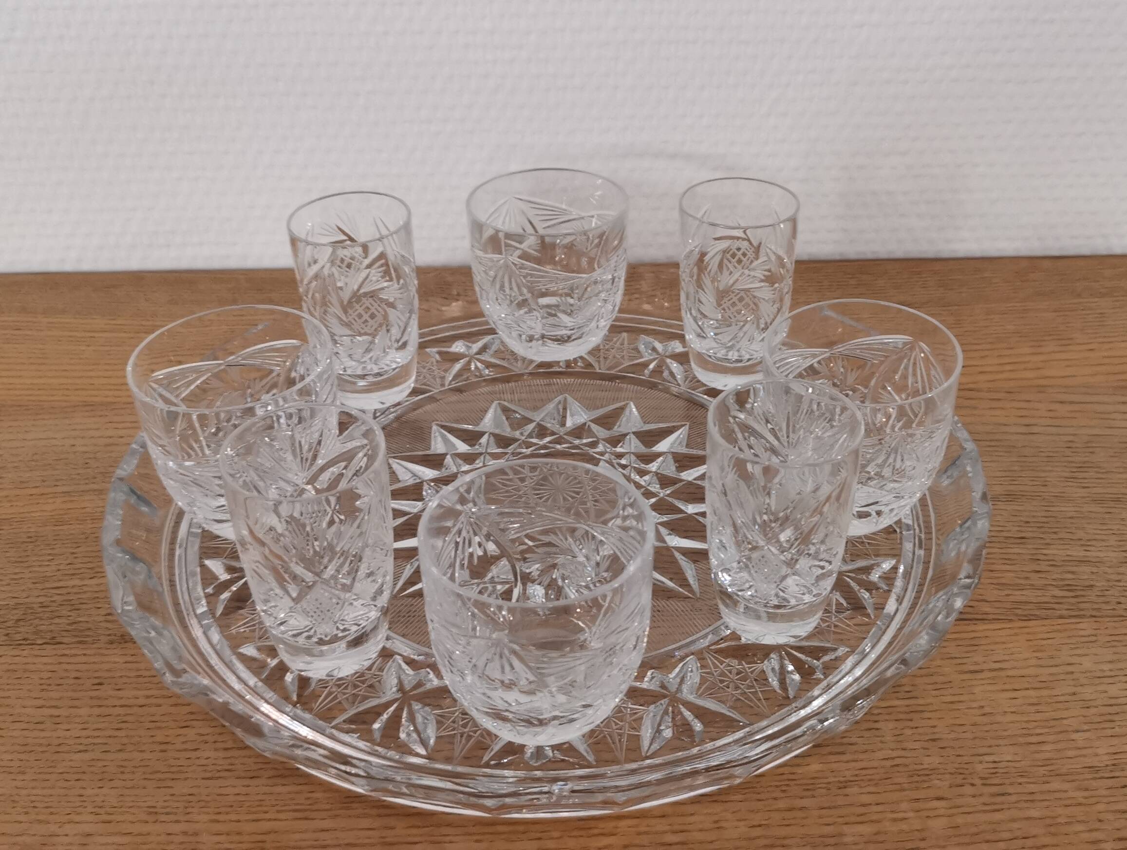 Presentation service 8 glasses and its Bohemian Cristal style dish