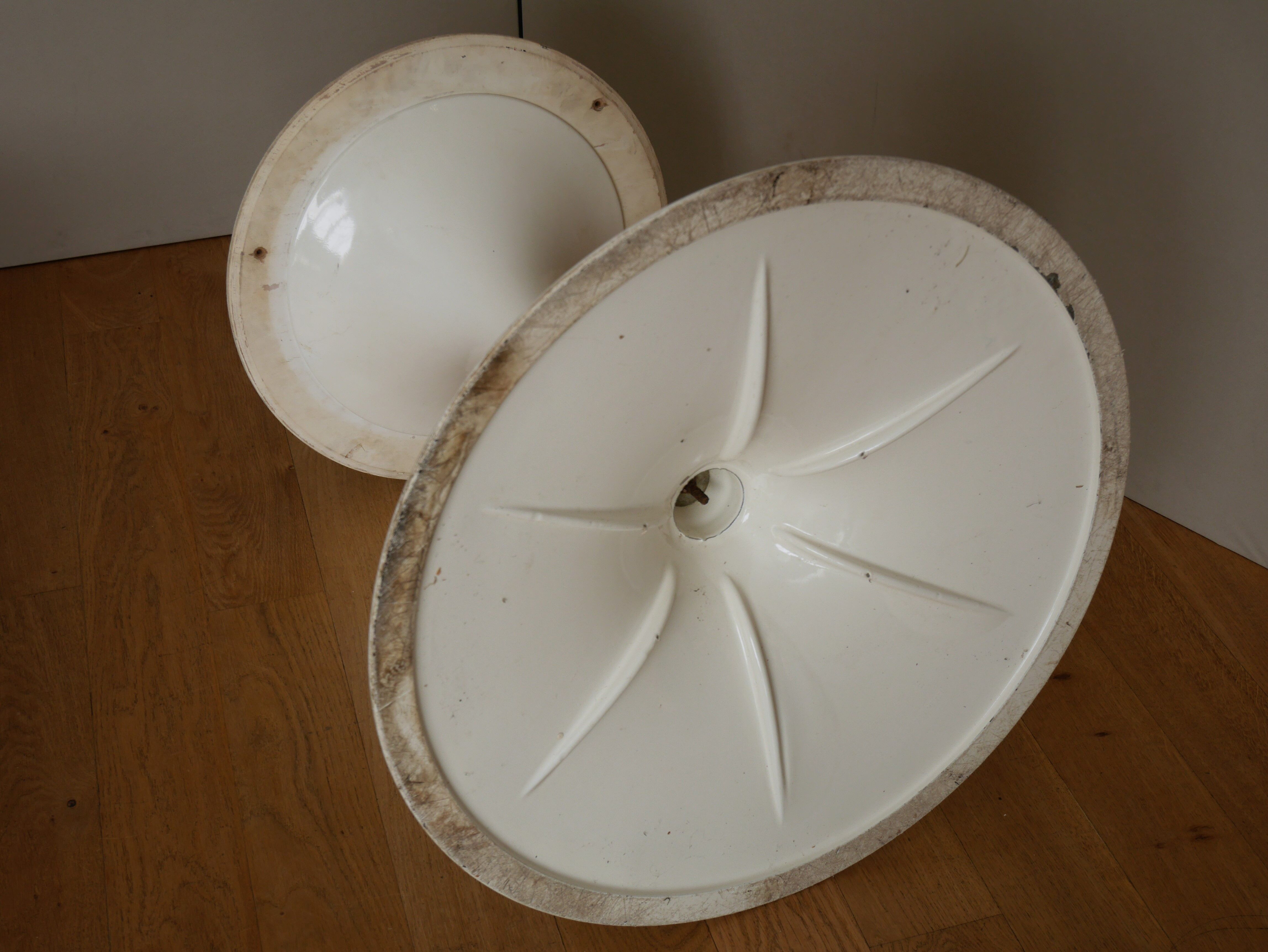 Tulip table by Eero Saarinen for  Knoll International