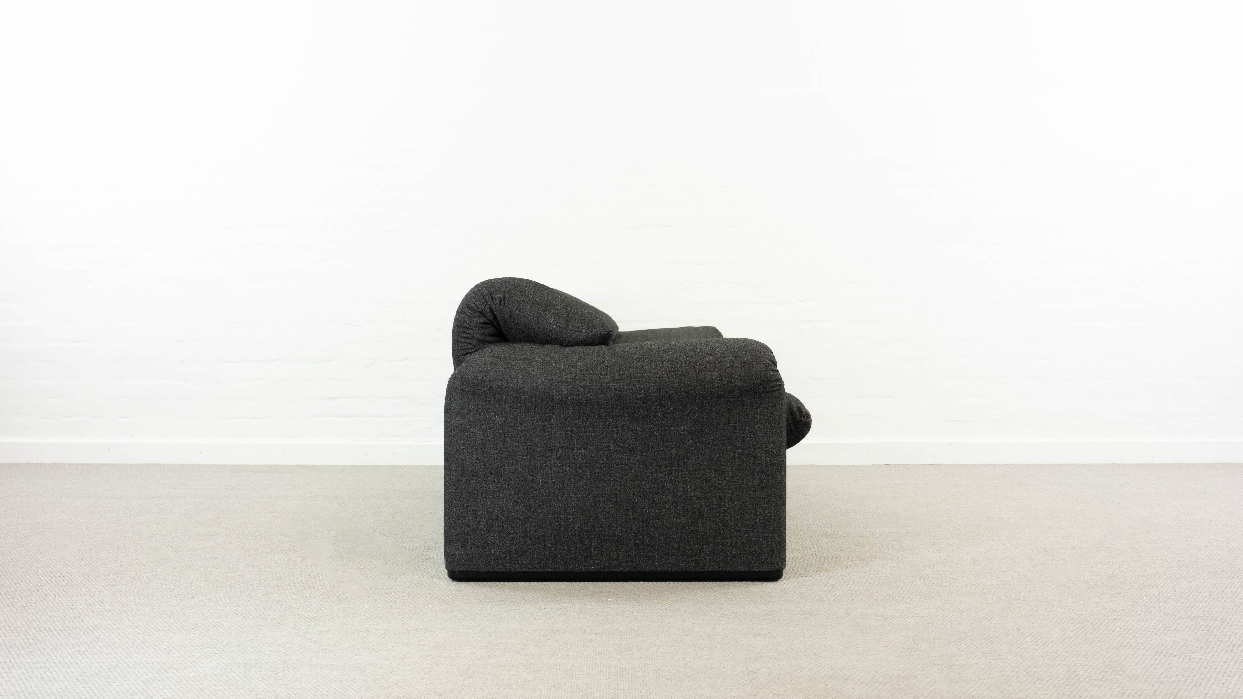 Maralunga 2.5-seat Sofa by Vico Magistretti for Cassina, Italy