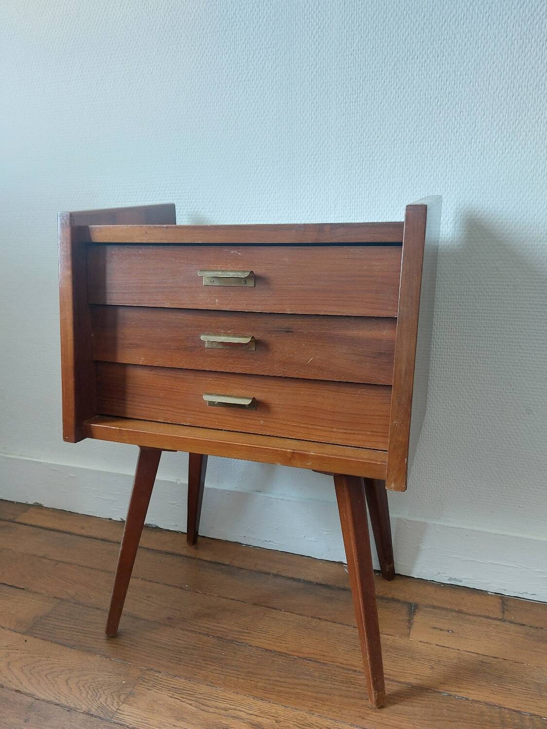 Compass feet bedside table