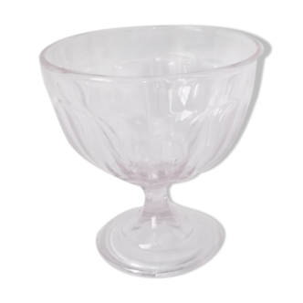 Coupe en verre rose