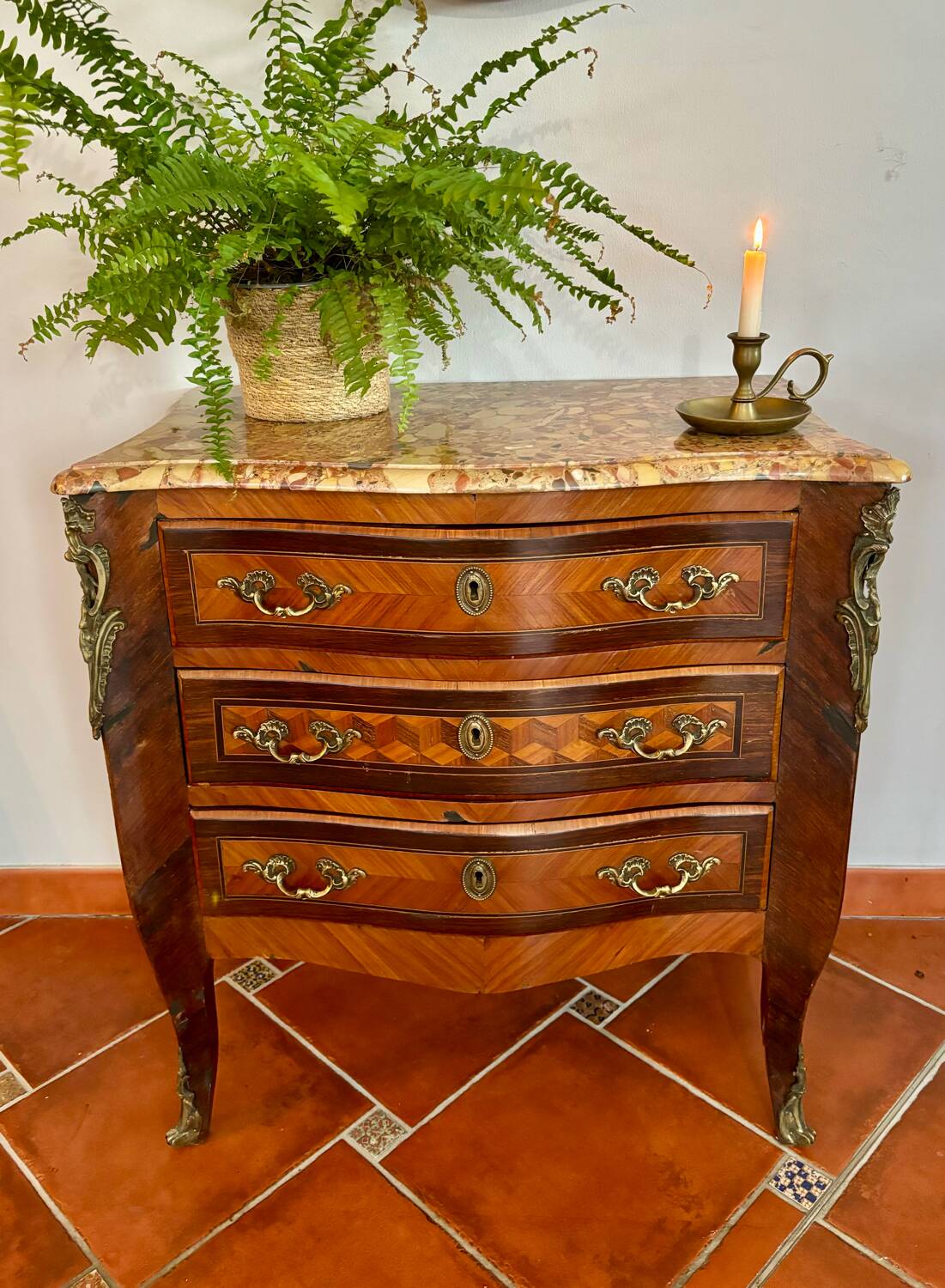 Petite commode style Louis XV