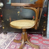 Fauteuil de bureau en bois courbé pivotant assise cannée
