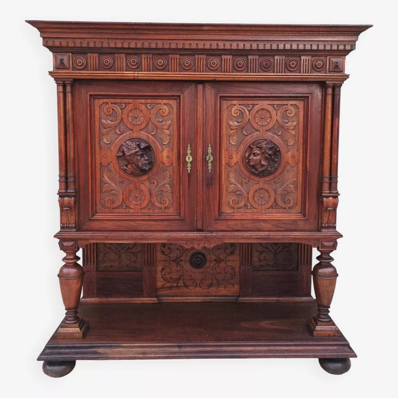 Meuble crédence Renaissance en noyer 19ème