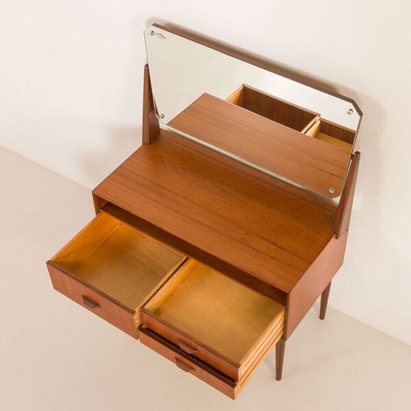 Coiffeuse scandinave des années 60 avec miroir réglable.