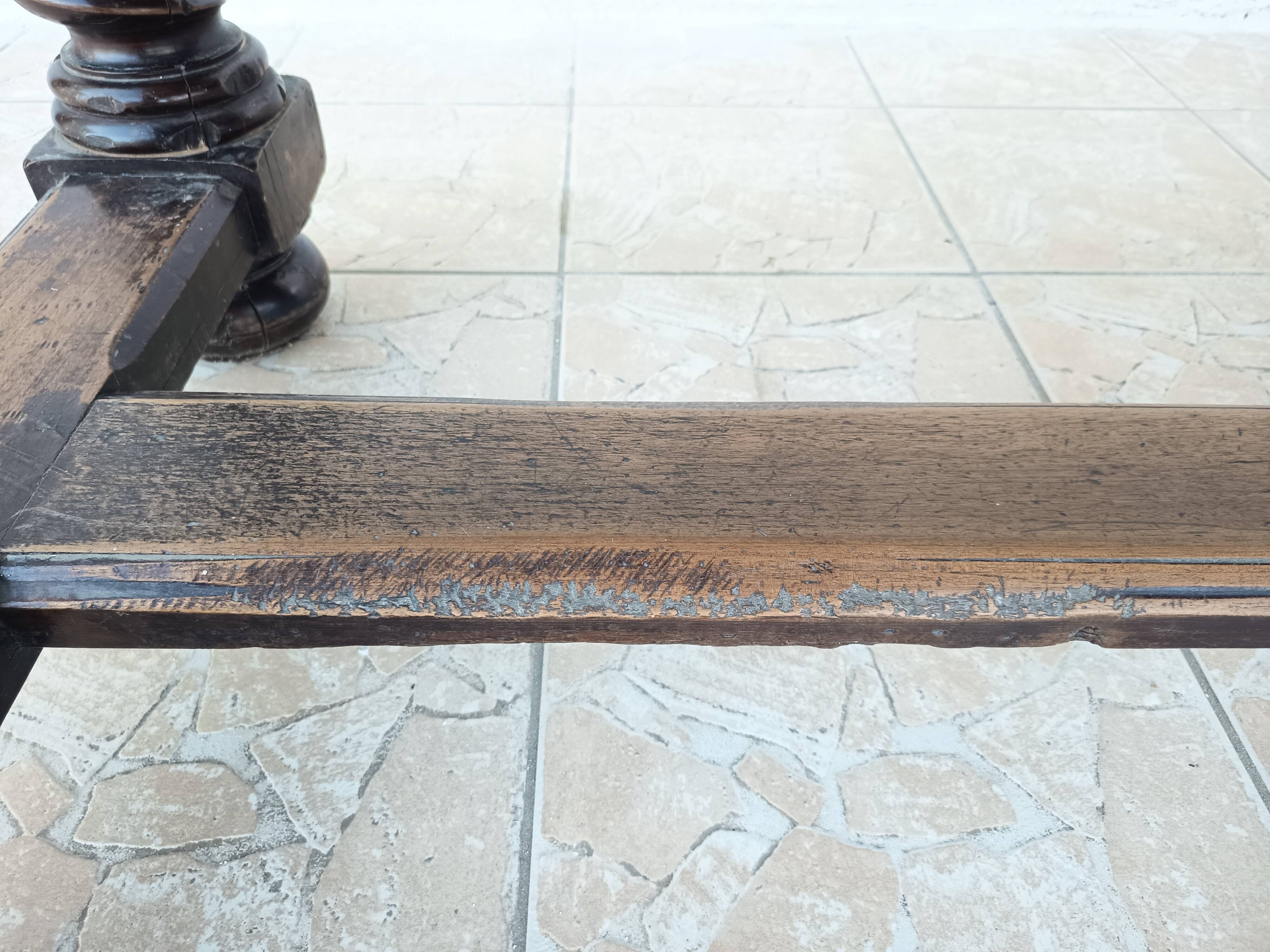 Louis XIII walnut table from the 19th century.