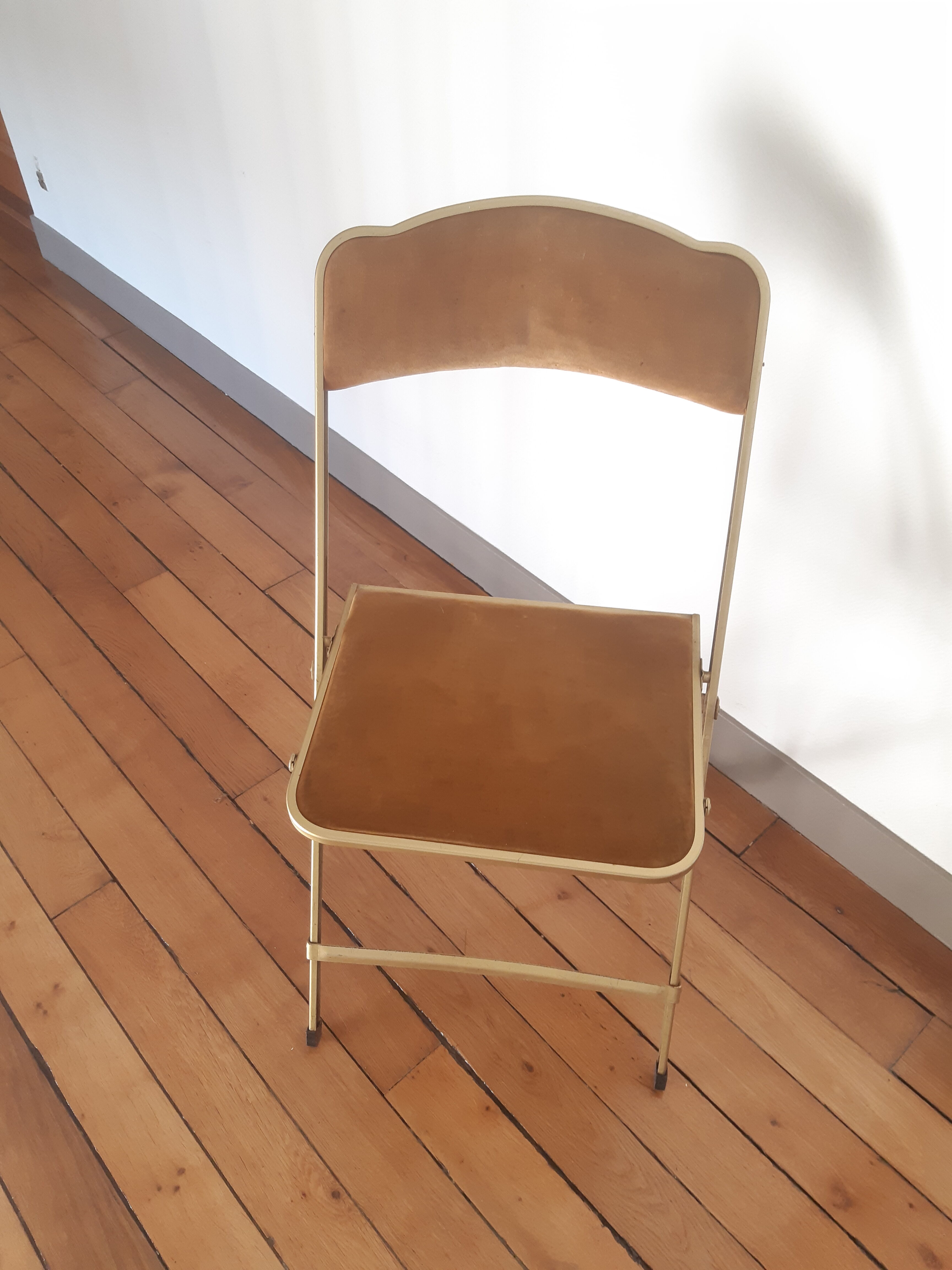 Lot of 2 vintage folding chairs