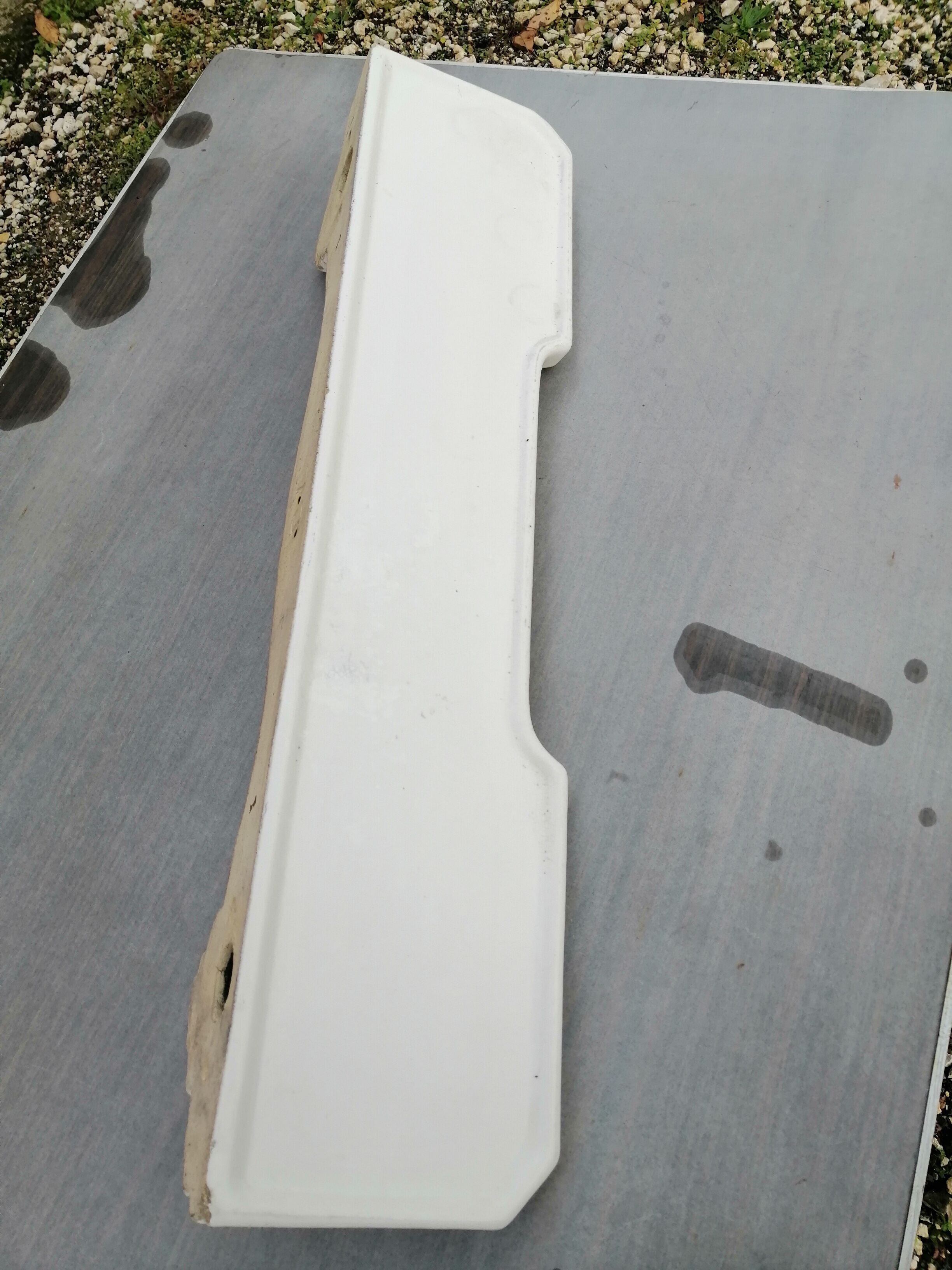 Bathroom shelf in antique ceramic