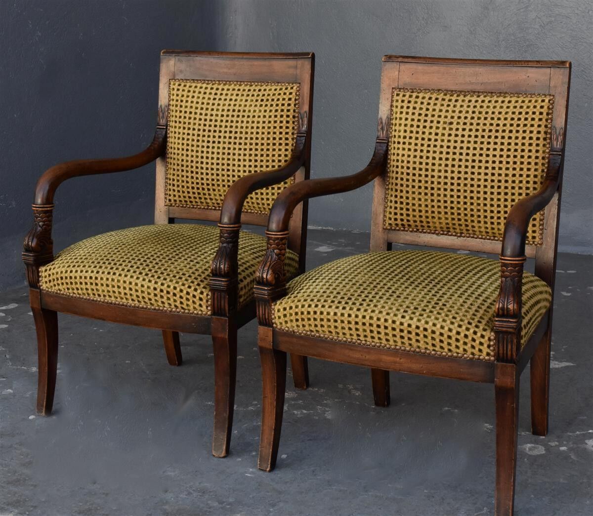 Paire de fauteuils en noyer de style restauration