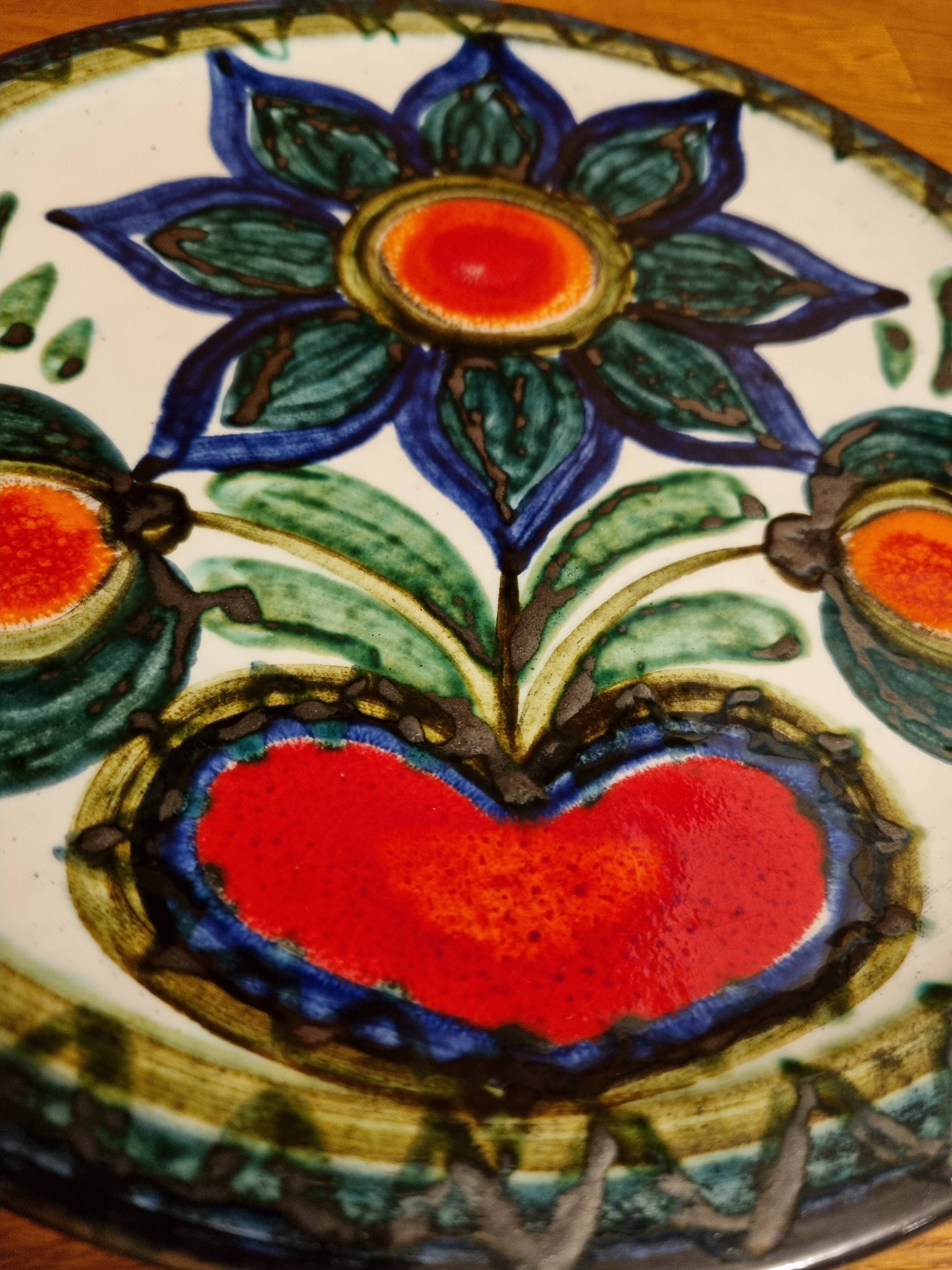 Decorative plate 70s Stylized flower and heart pattern