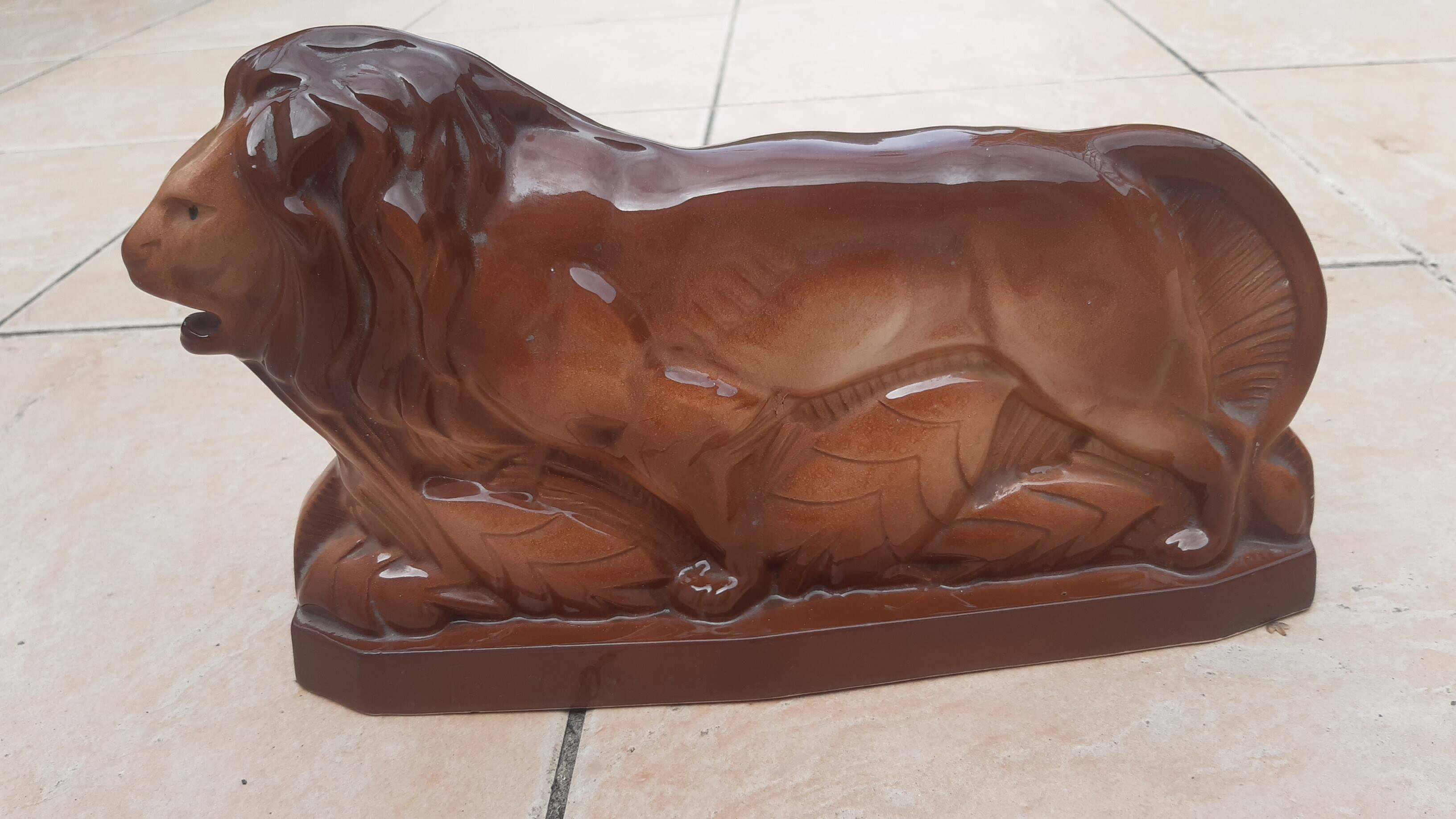 Lion stylized art deco earthenware of Saint Clement