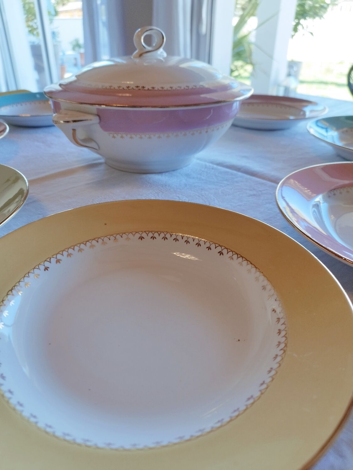 8 Hollow plates and soup tureen L'Amandinoise