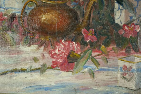 Nature morte aux fleurs roses et aux pots bleus.