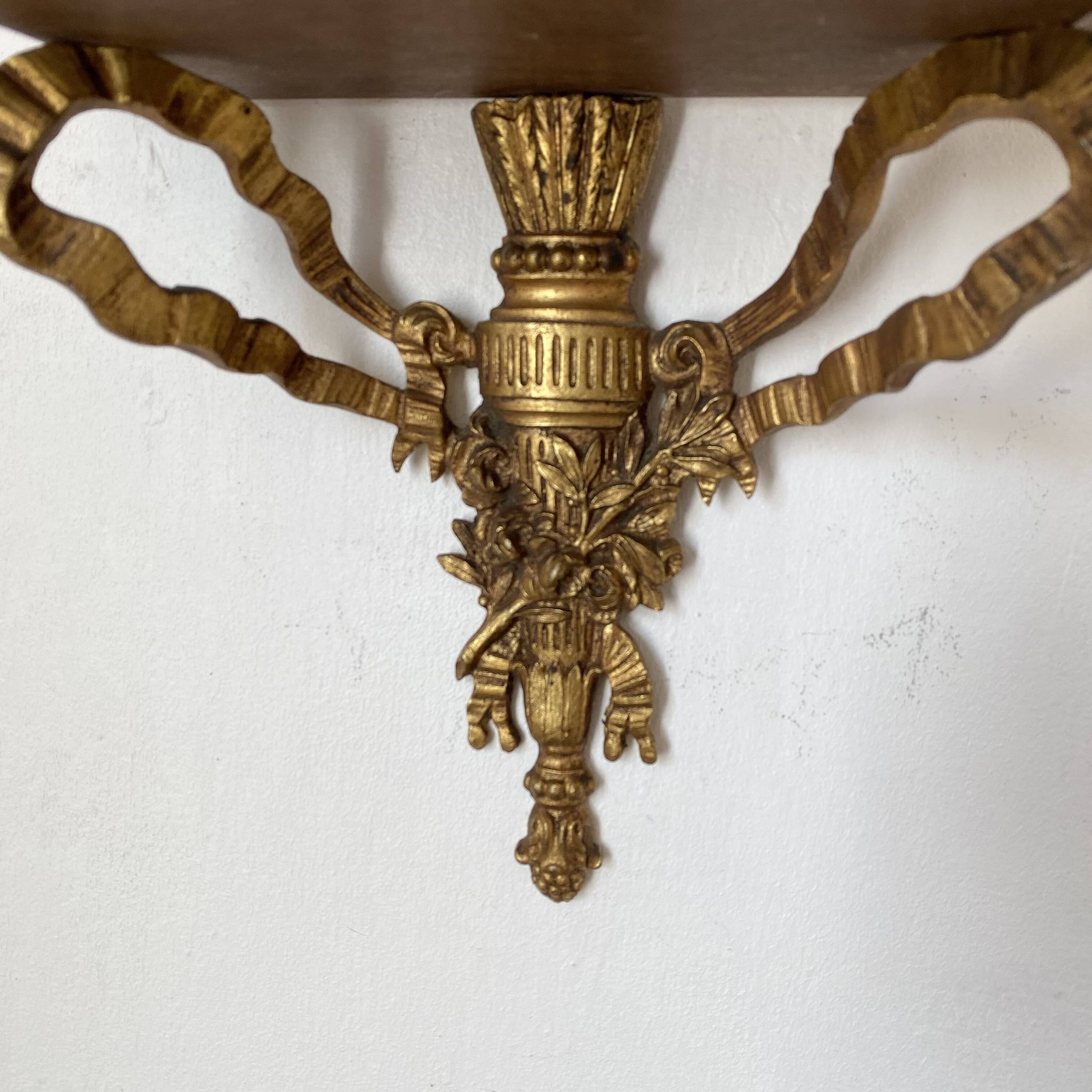 Étagère baroque en bois et bronze à décor de ruban