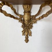 Étagère baroque en bois et bronze à décor de ruban