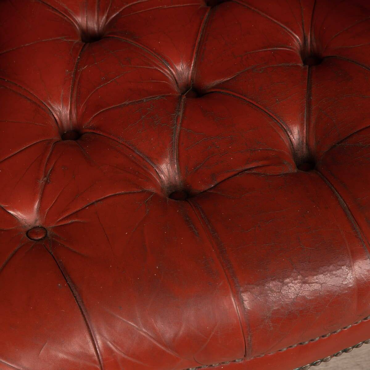 Stylish 20thc pair of english leather wing back armchairs c.1970