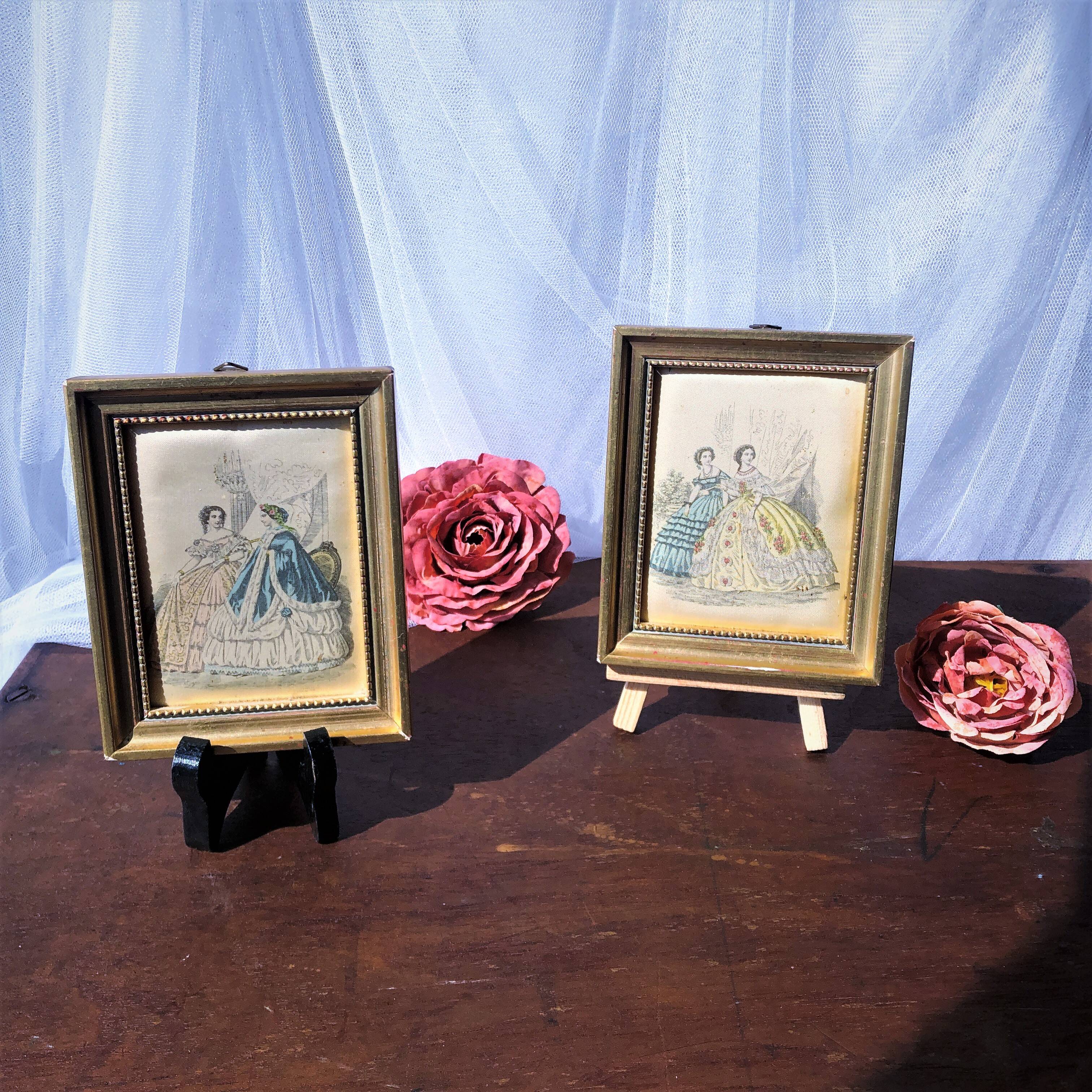 Lot de deux petits cadres portrait de marquises