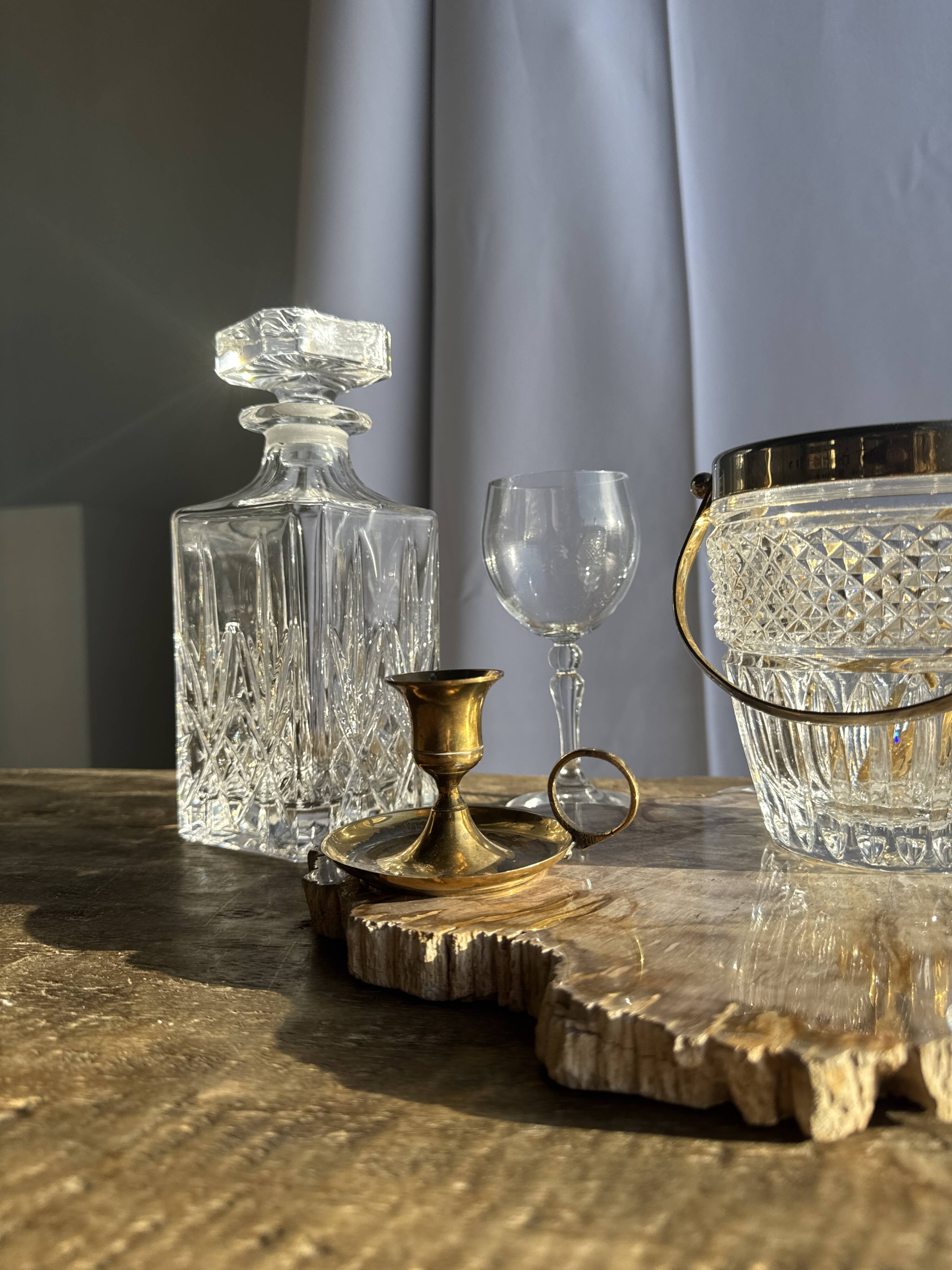 Small golden hand candlestick with a round loop handle D8 H6.5