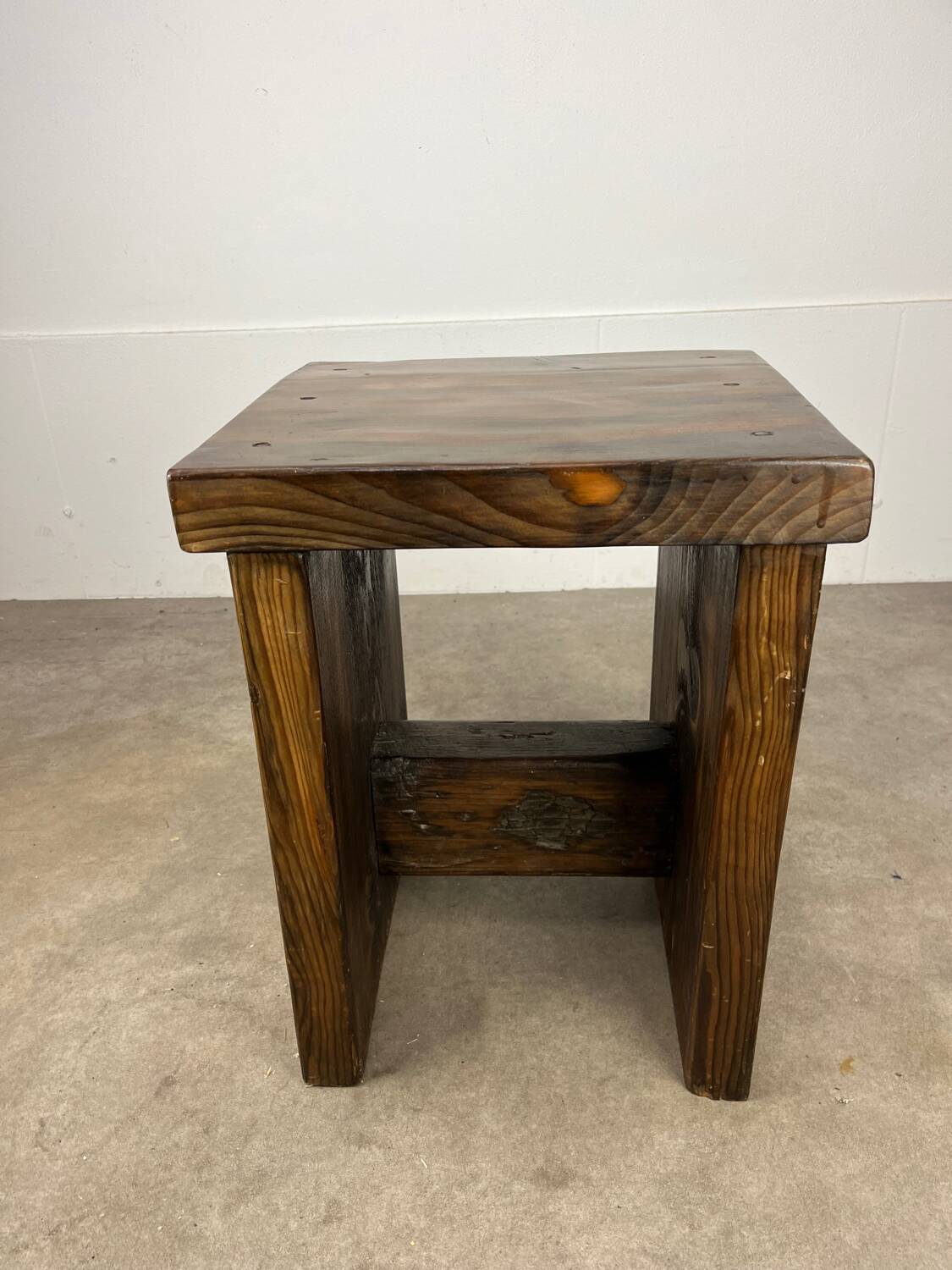 Tabouret brutaliste en bois massif style chalet