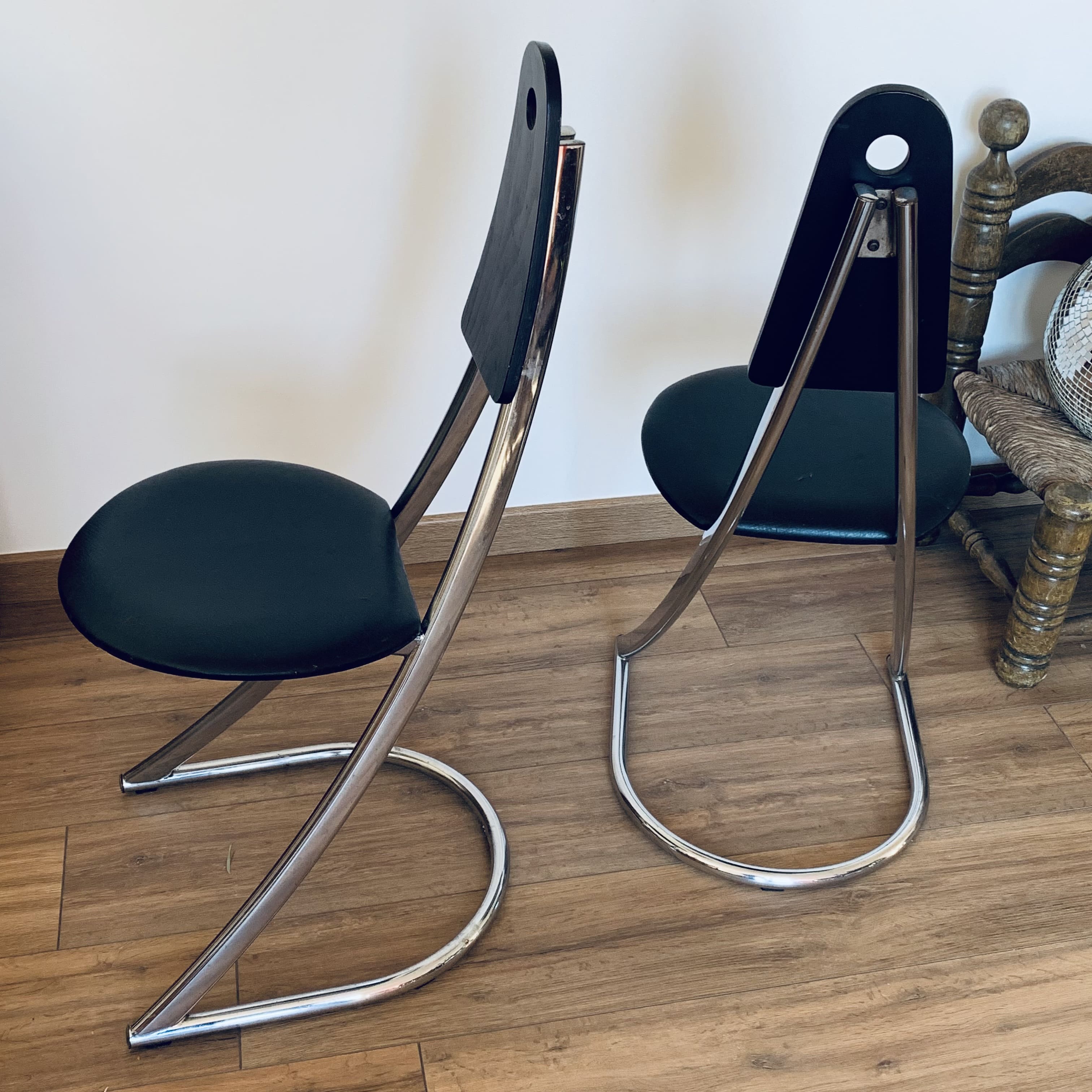 2 chaises en porte à faux