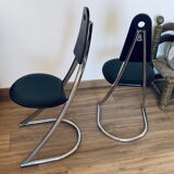 2 chairs cantilevered