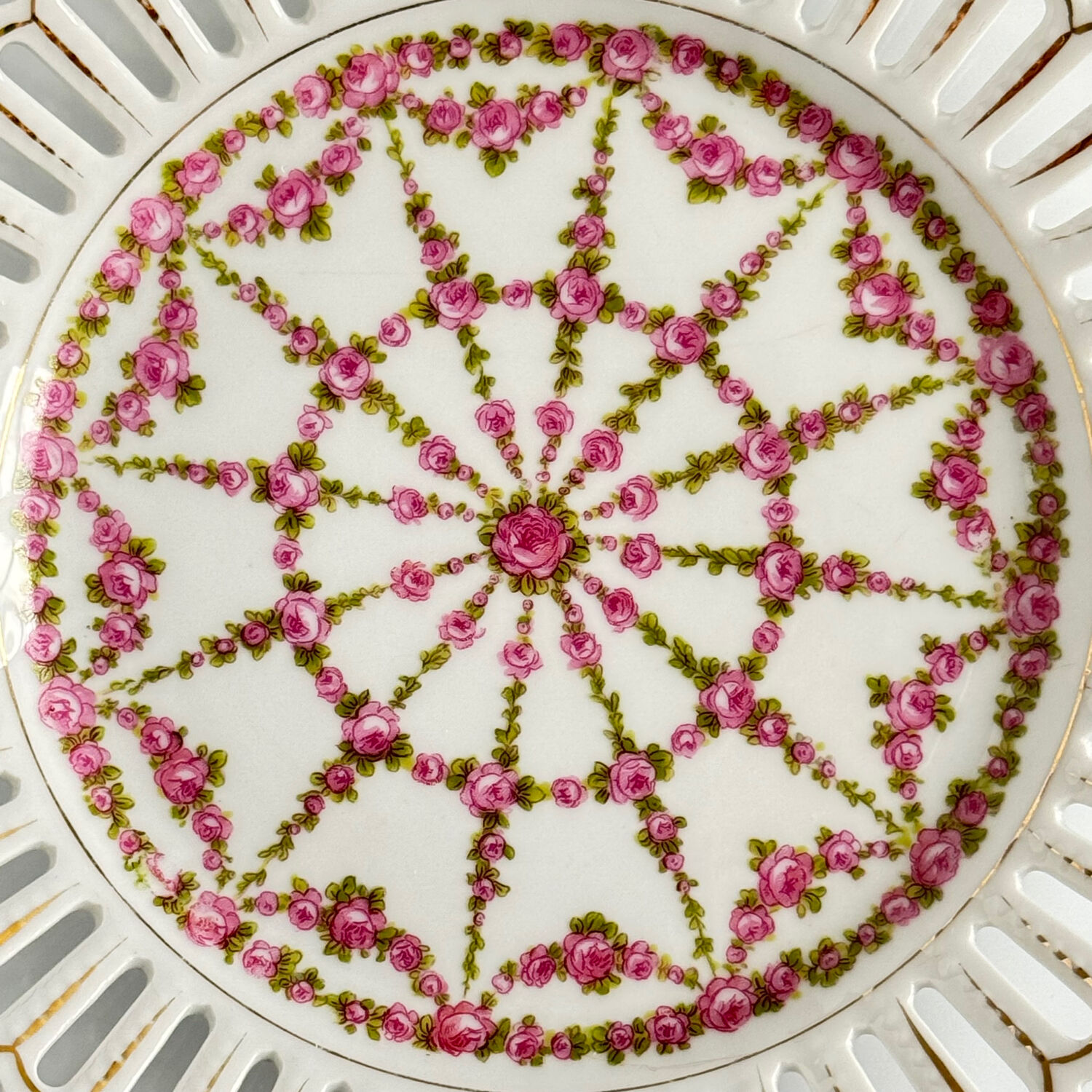 Pair of openwork porcelain plates decorated with roses