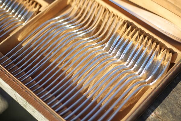 Ménagère art déco dans coffret, set de couverts métal argenté, table déco