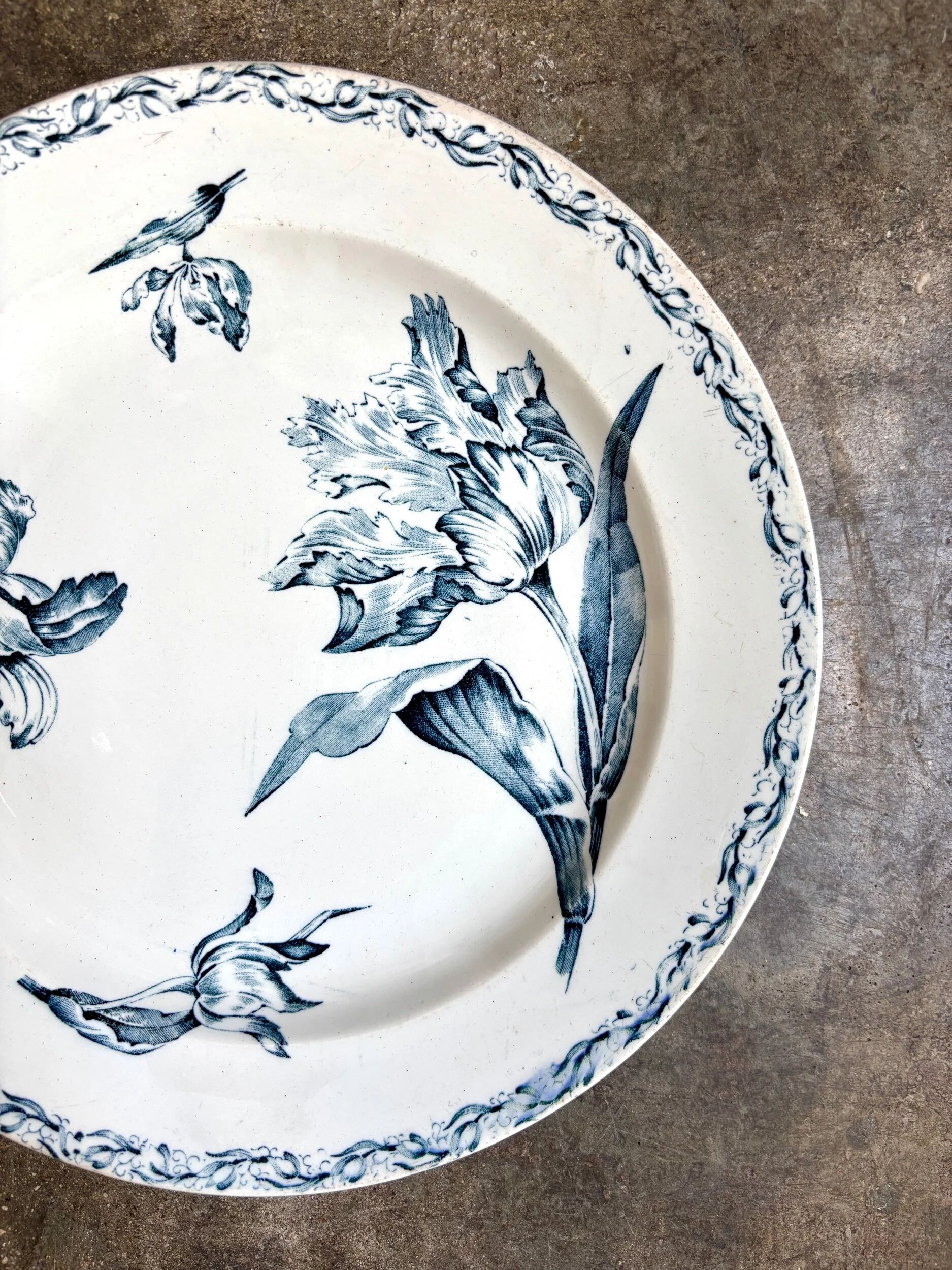Round flat dish Lunéville in blue ironstone, "Tulip" service.