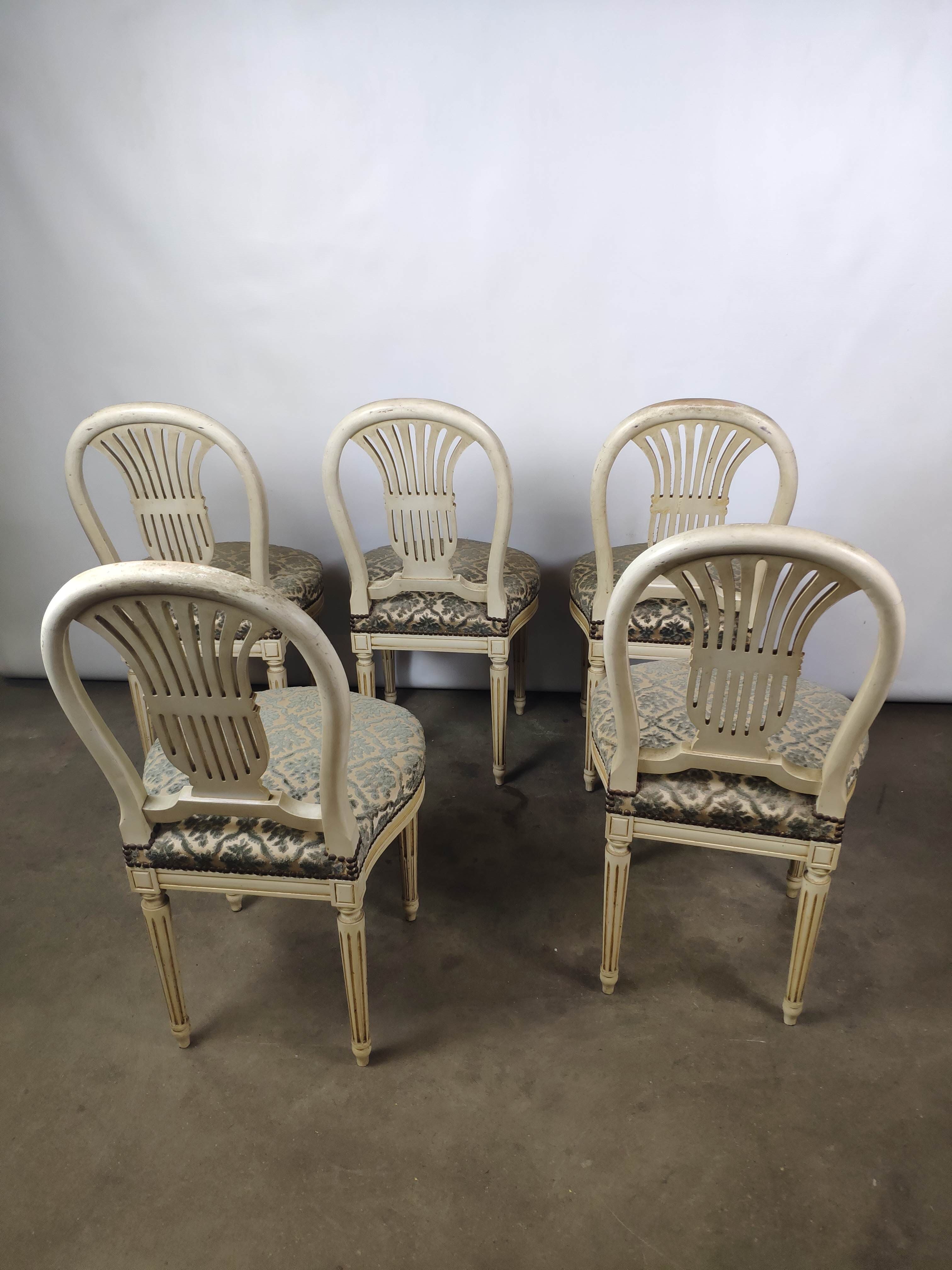 5 chaises en bois laqué blanc style Louis XVI