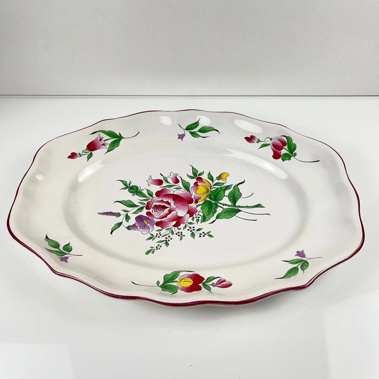 Oval flat dish with flat ends, Réverbère model by KG Lunéville, rose pattern.