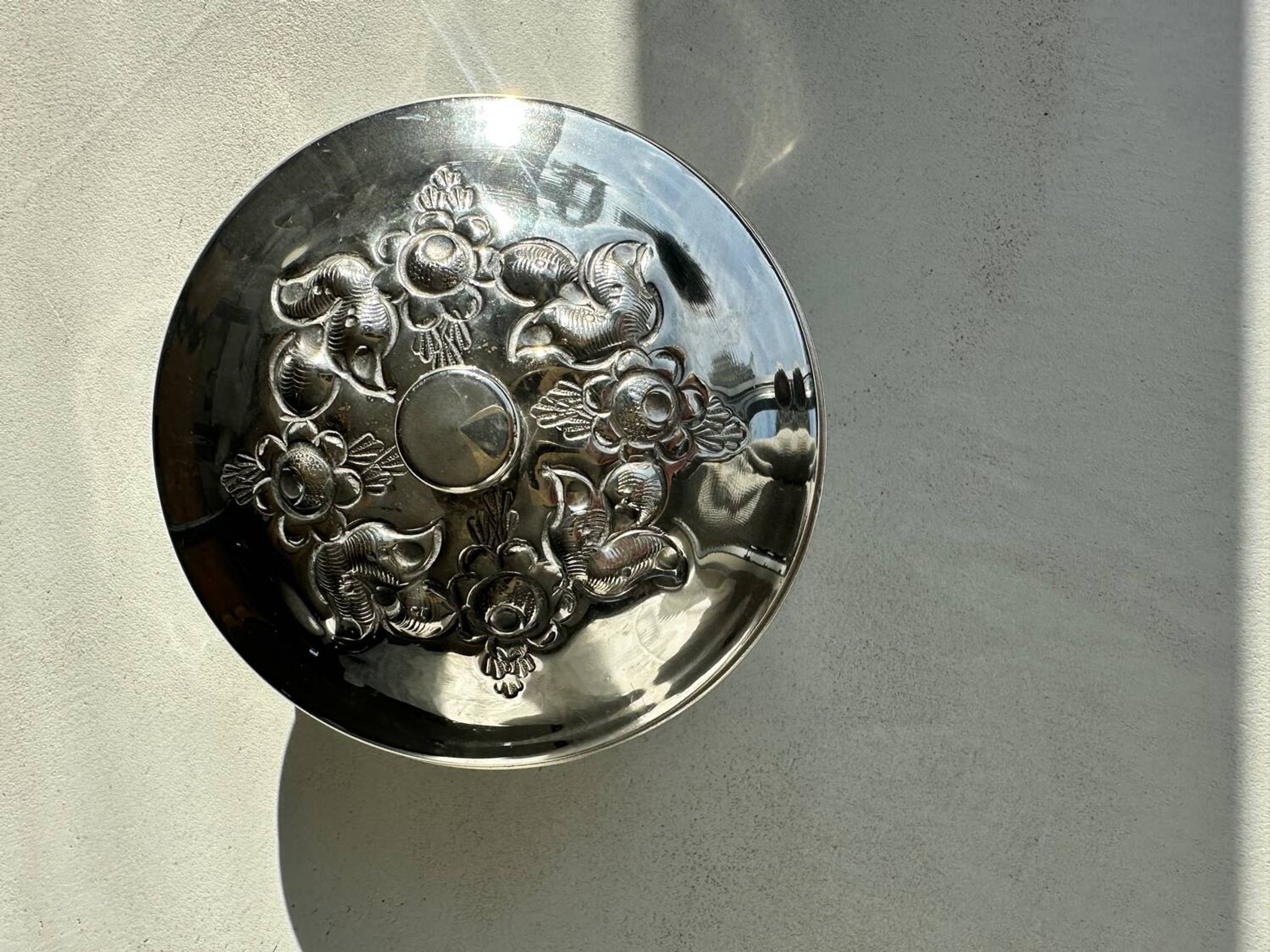 Boîte ancienne en métal argenté avec décor floral