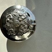 Boîte ancienne en métal argenté avec décor floral