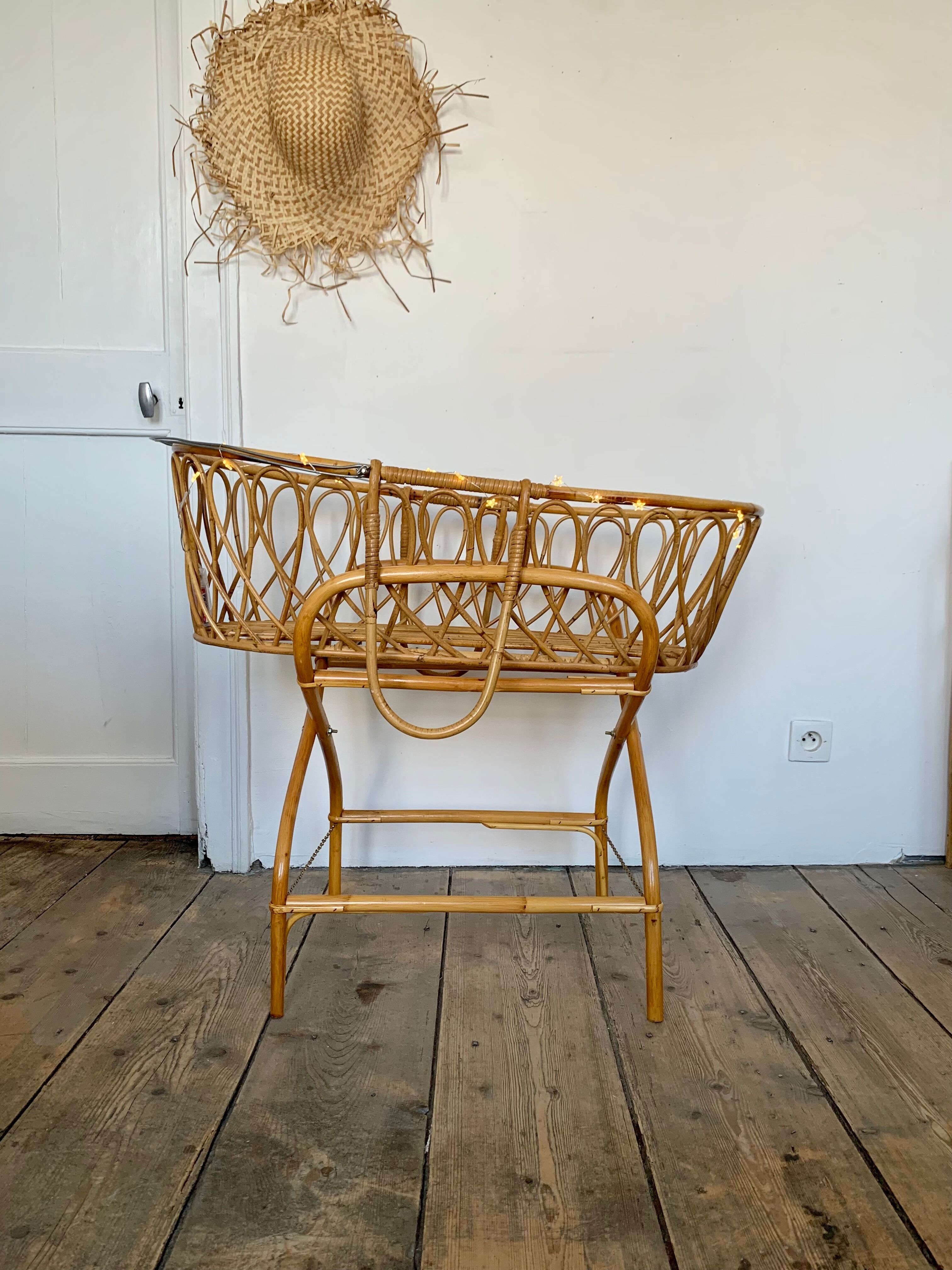 Vintage rattan couffin & its foot