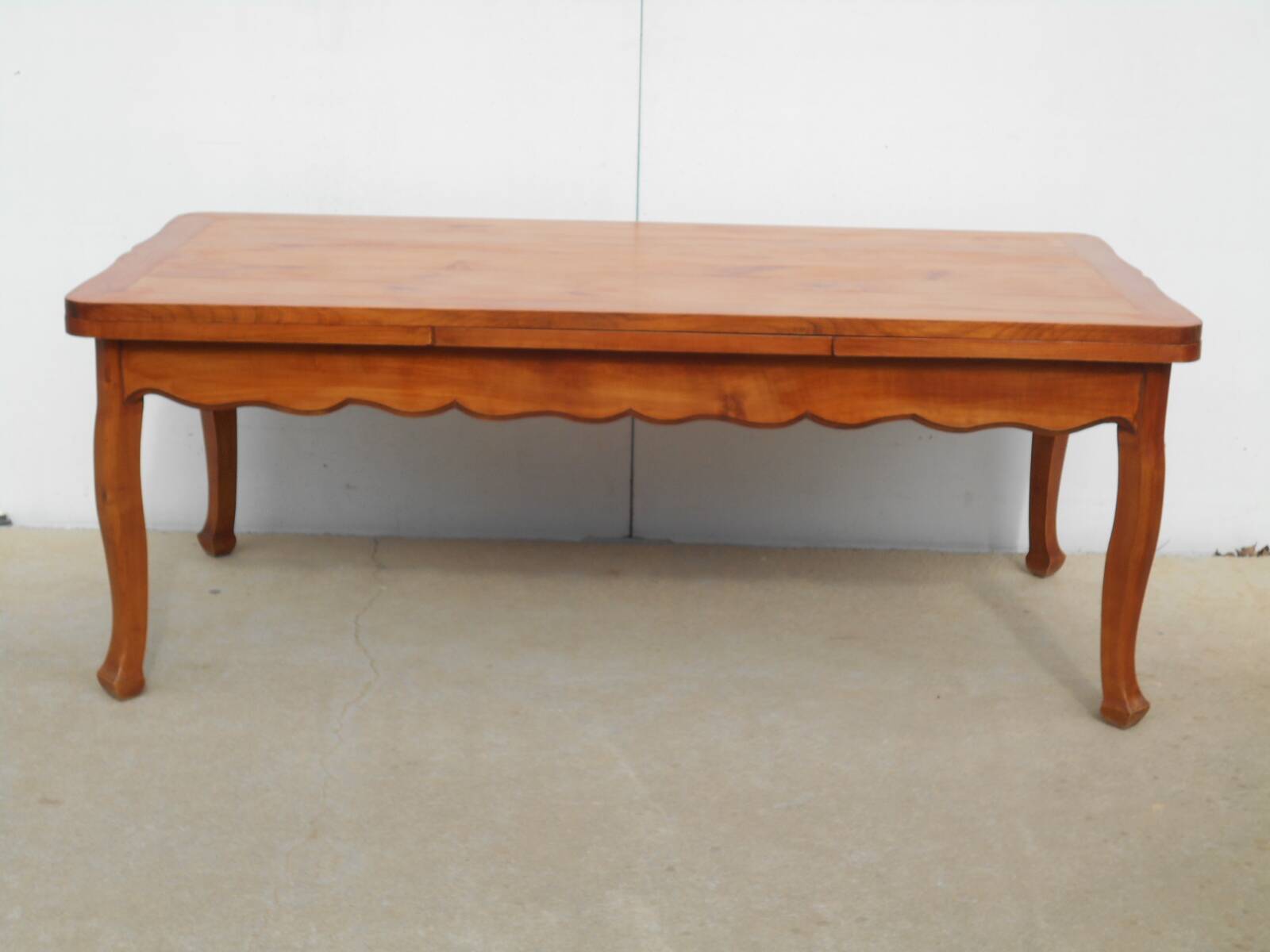 Grande table en merisier massif avec rallonges sous plateau