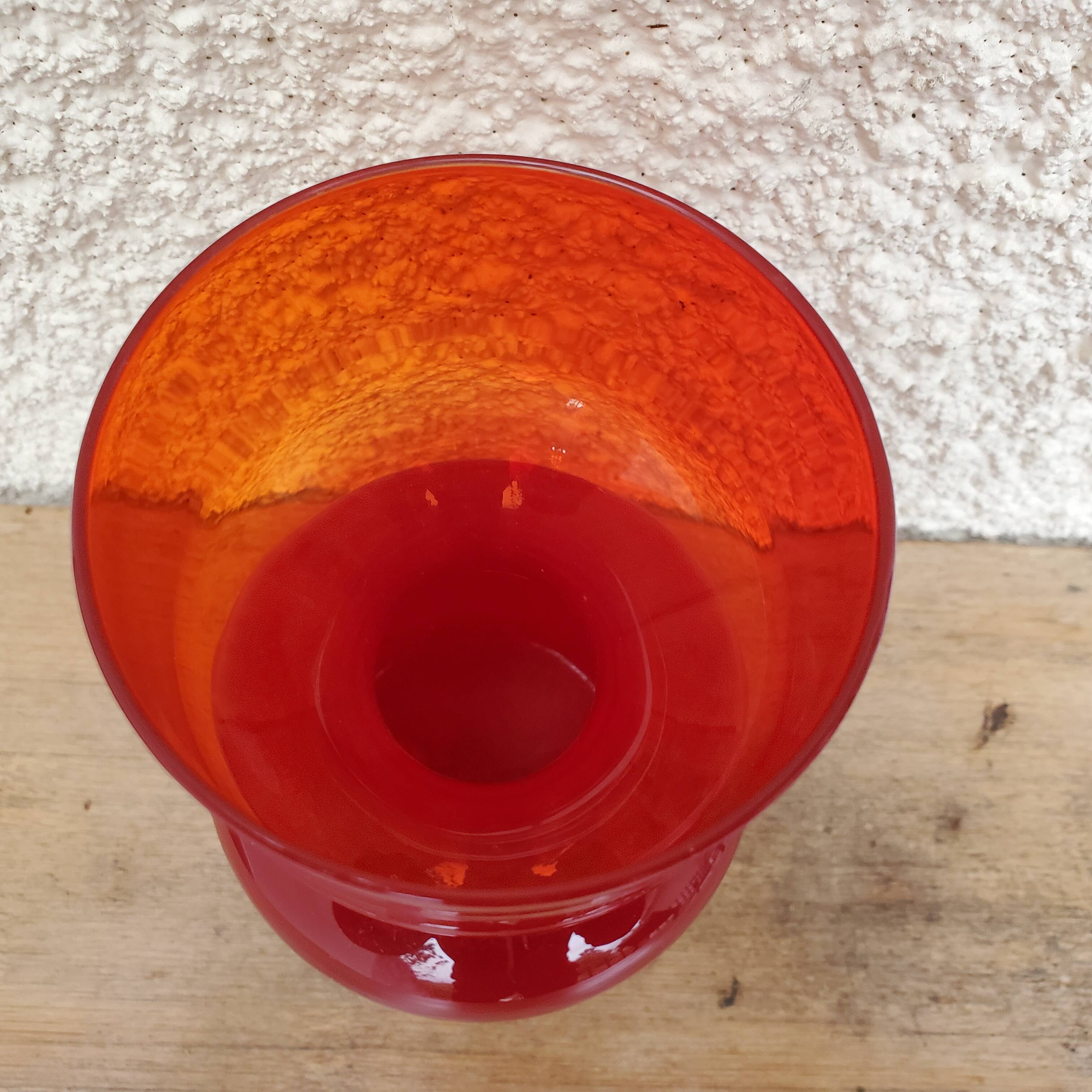 Diabolo vase in red glass