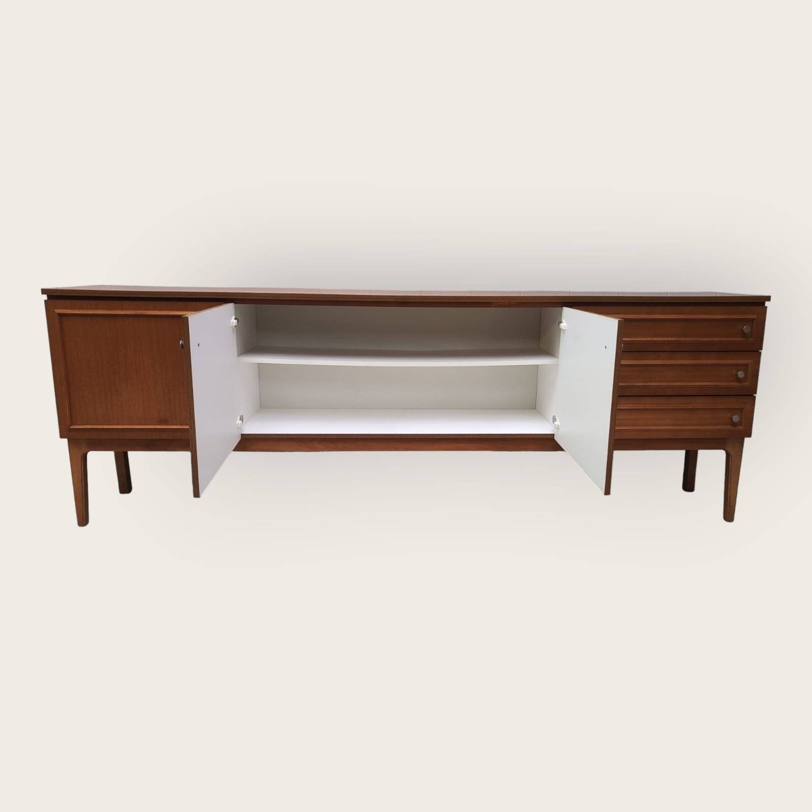 Buffet du milieu du siècle