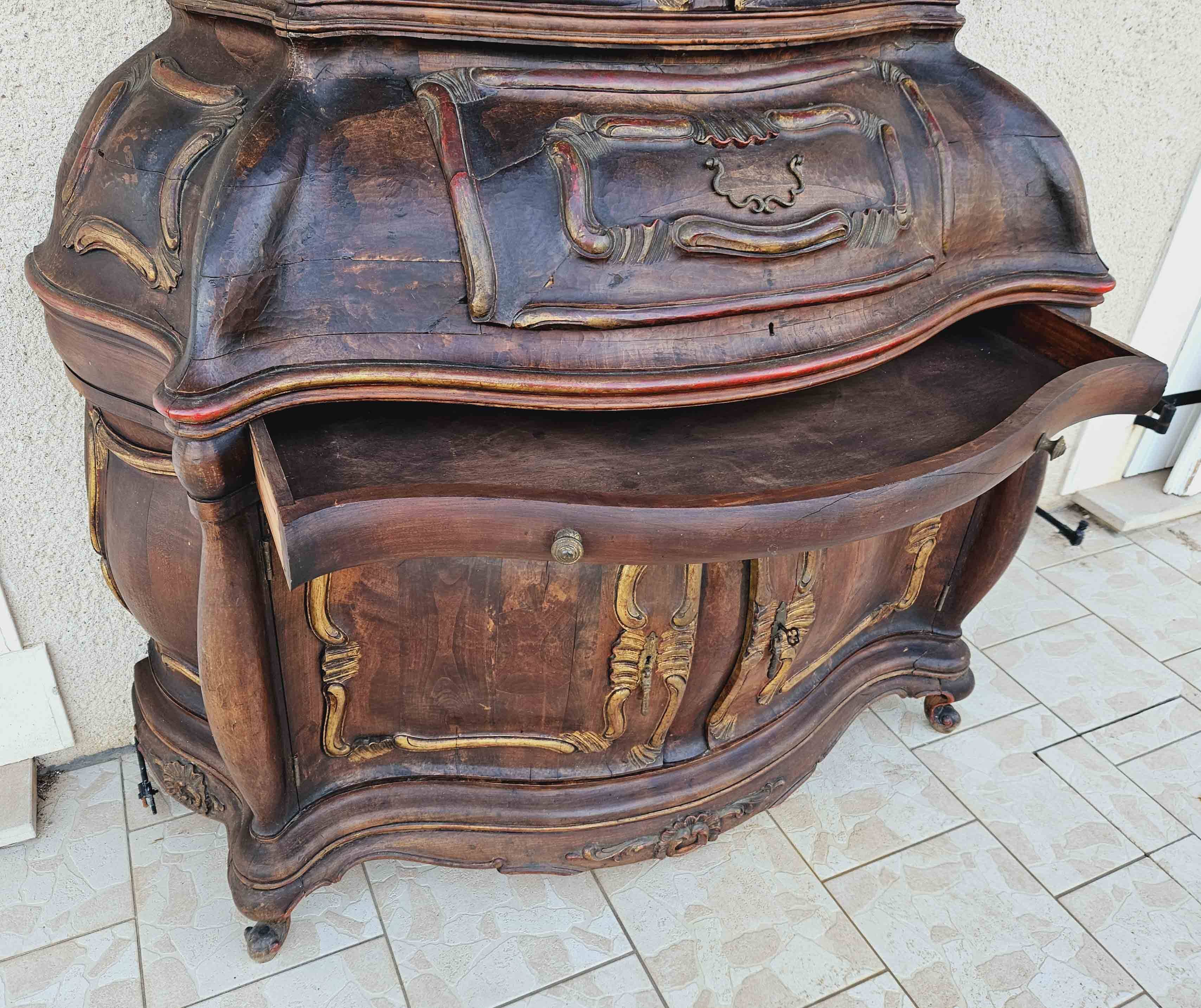 Rounded buffet in venetian baroque style