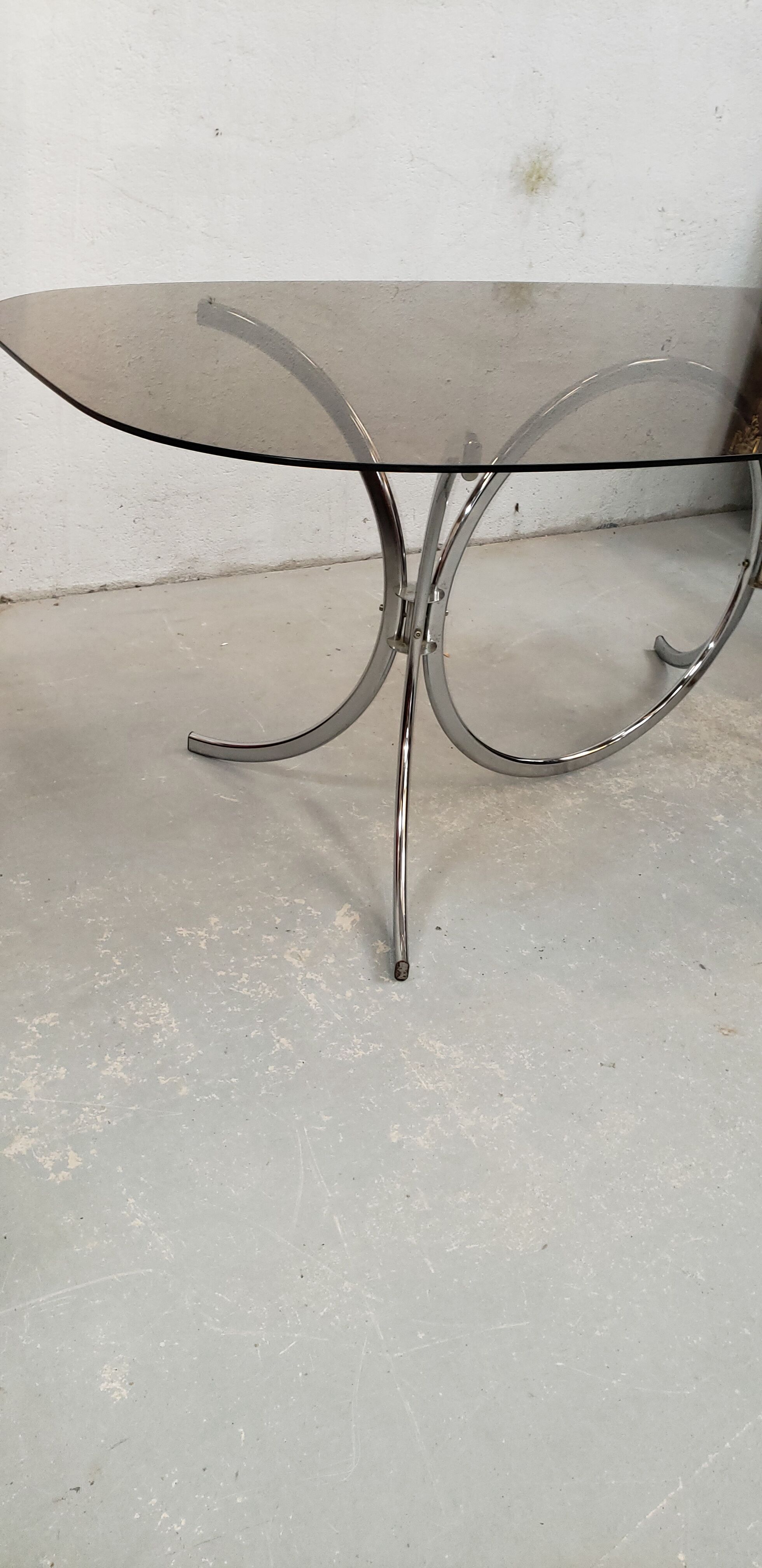 Table ovale chromée verre fumé années 70