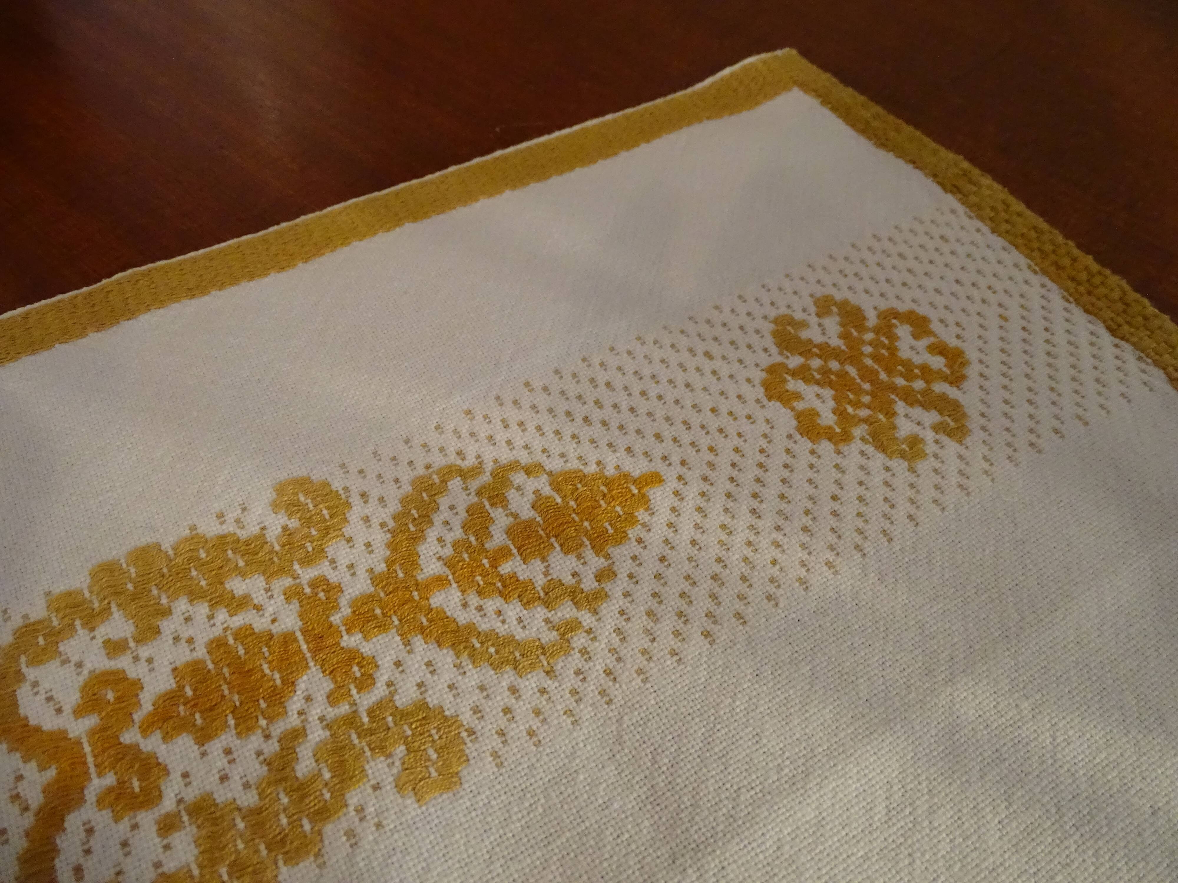 6 serviettes de table brodées blanches et camel 47 x 45