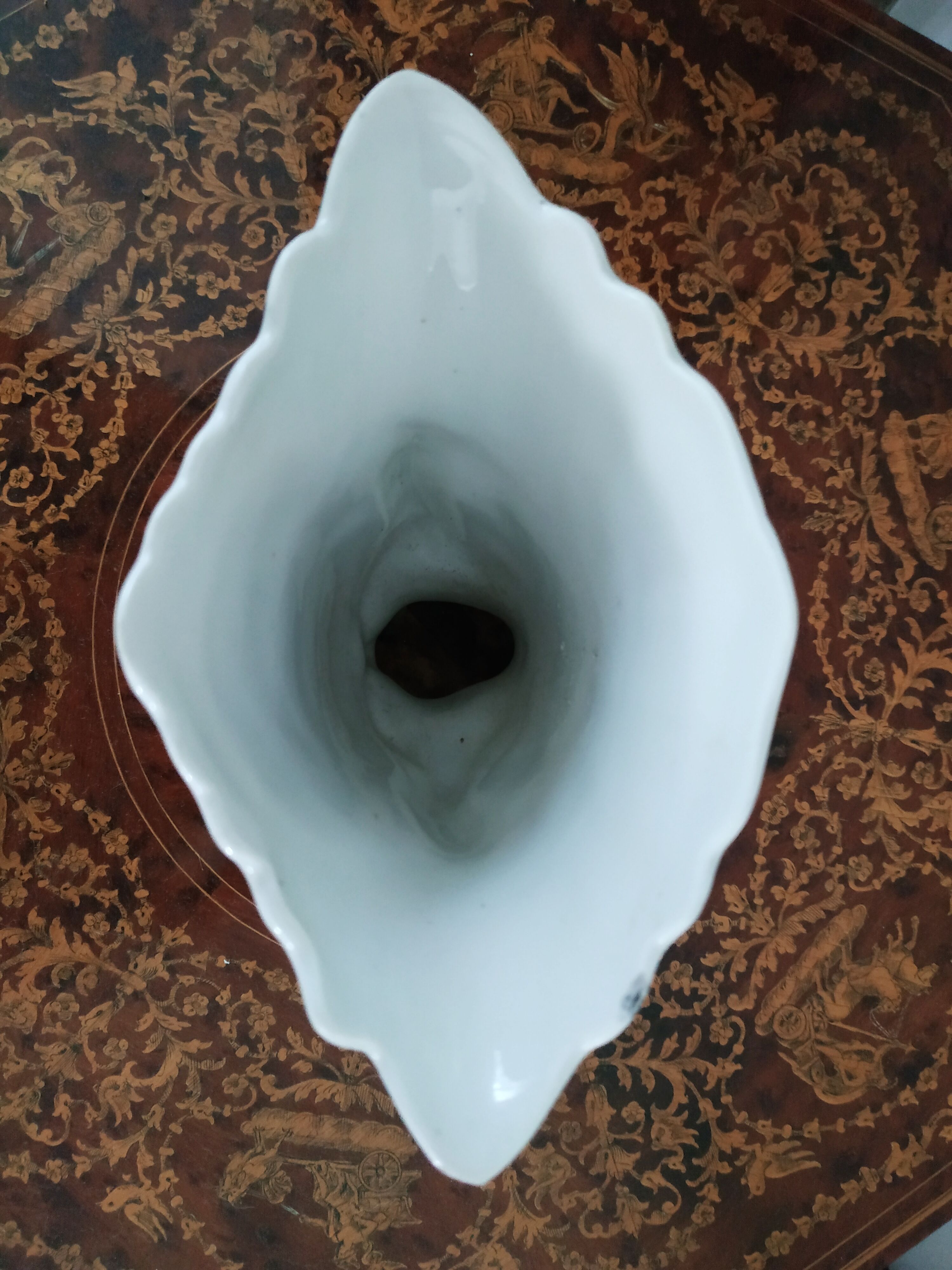 Vase cornet de marié en porcelaine du XIXe siècle