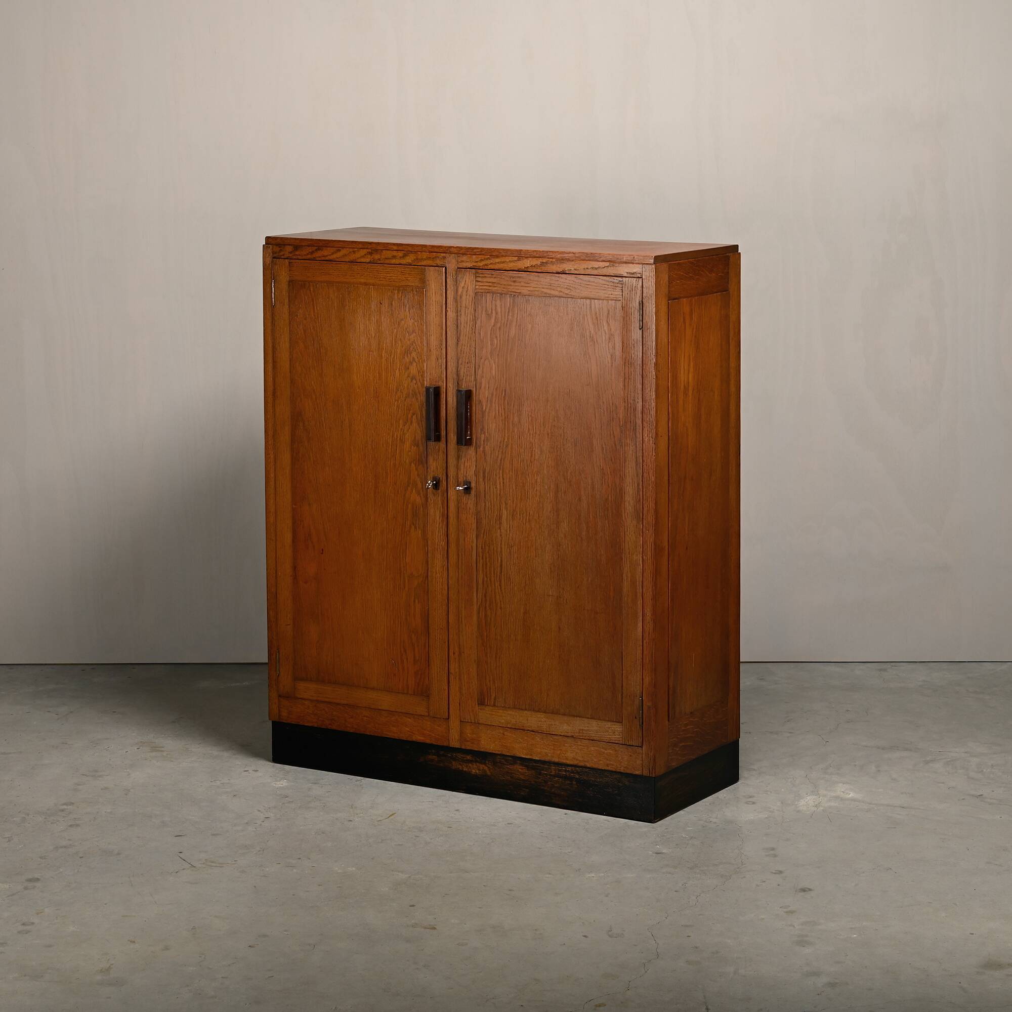 Cabinet d'archive en chêne moderniste, commode dans le style de l'École d'Amsterdam