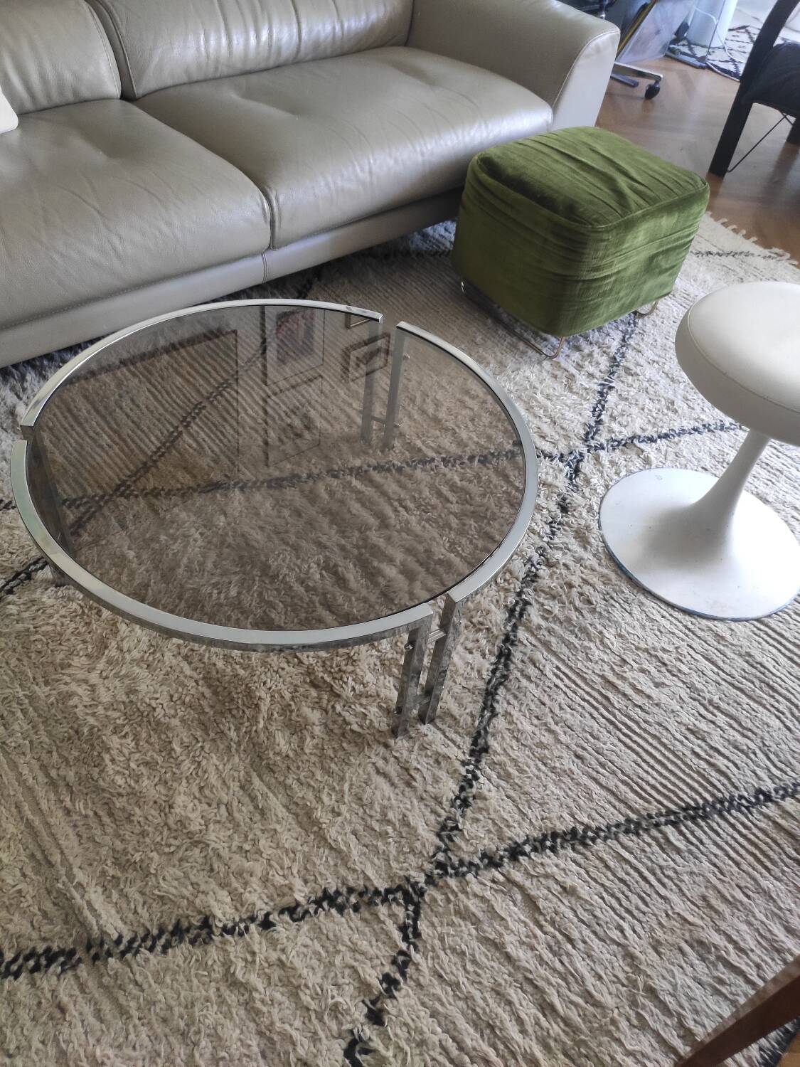 Round coffee table in smoked glass with chrome legs