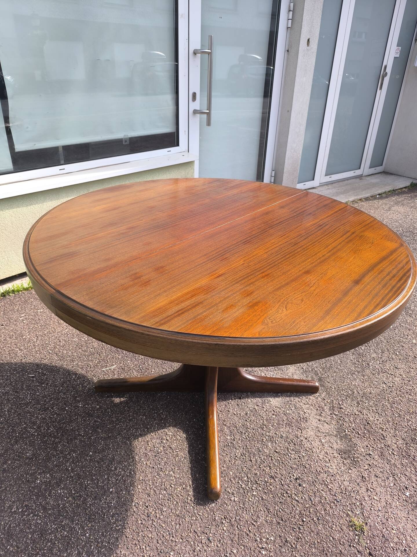 Extendable round table for 4 to 6 people, wood.