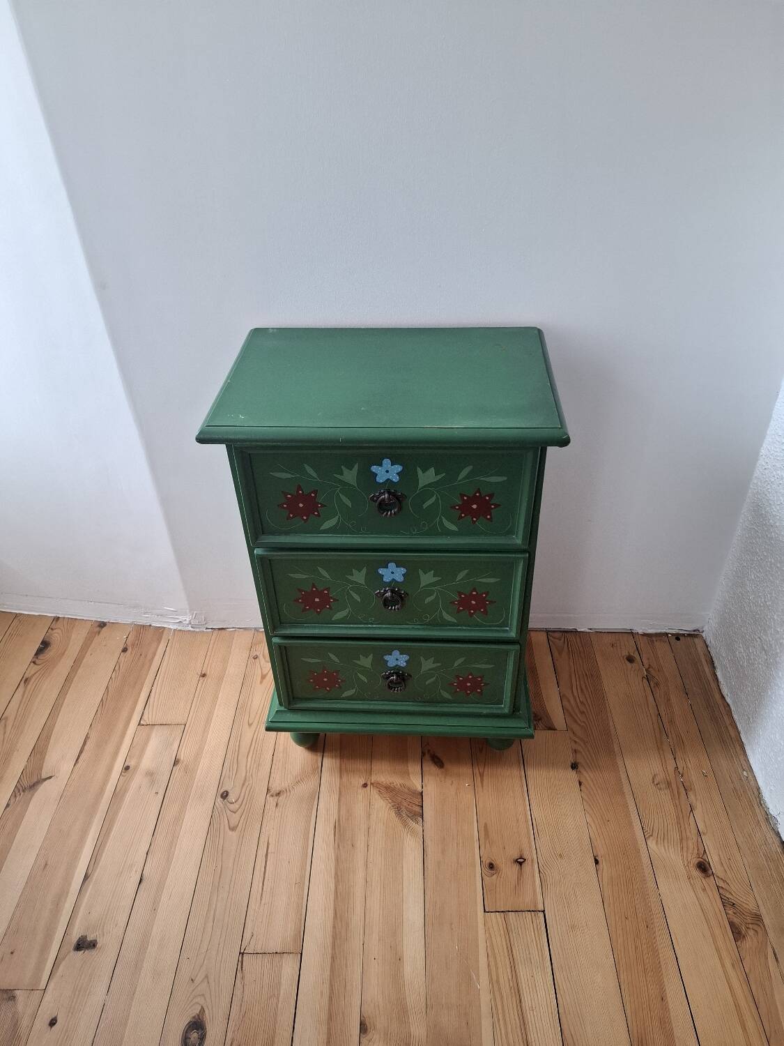 Petit meuble rangement naïf
