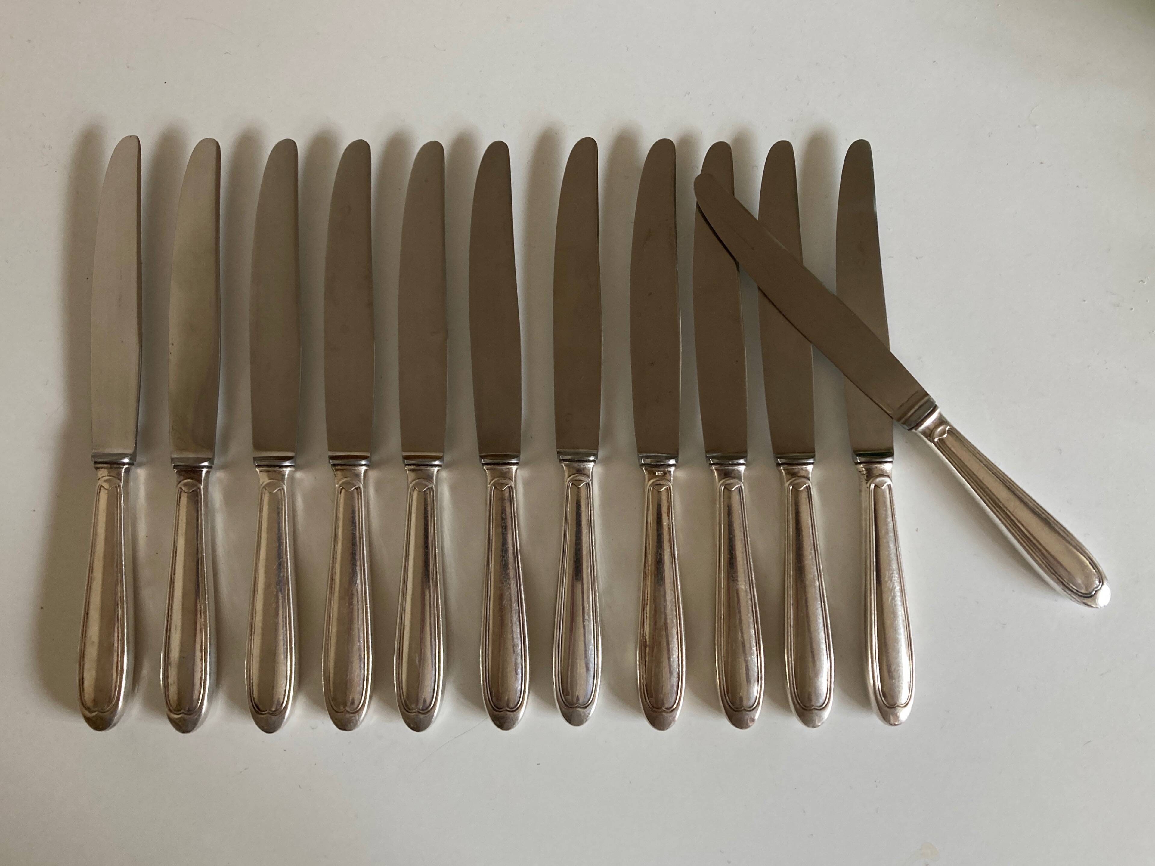 Set de 12 couteaux de table en métal argenté filet 1960