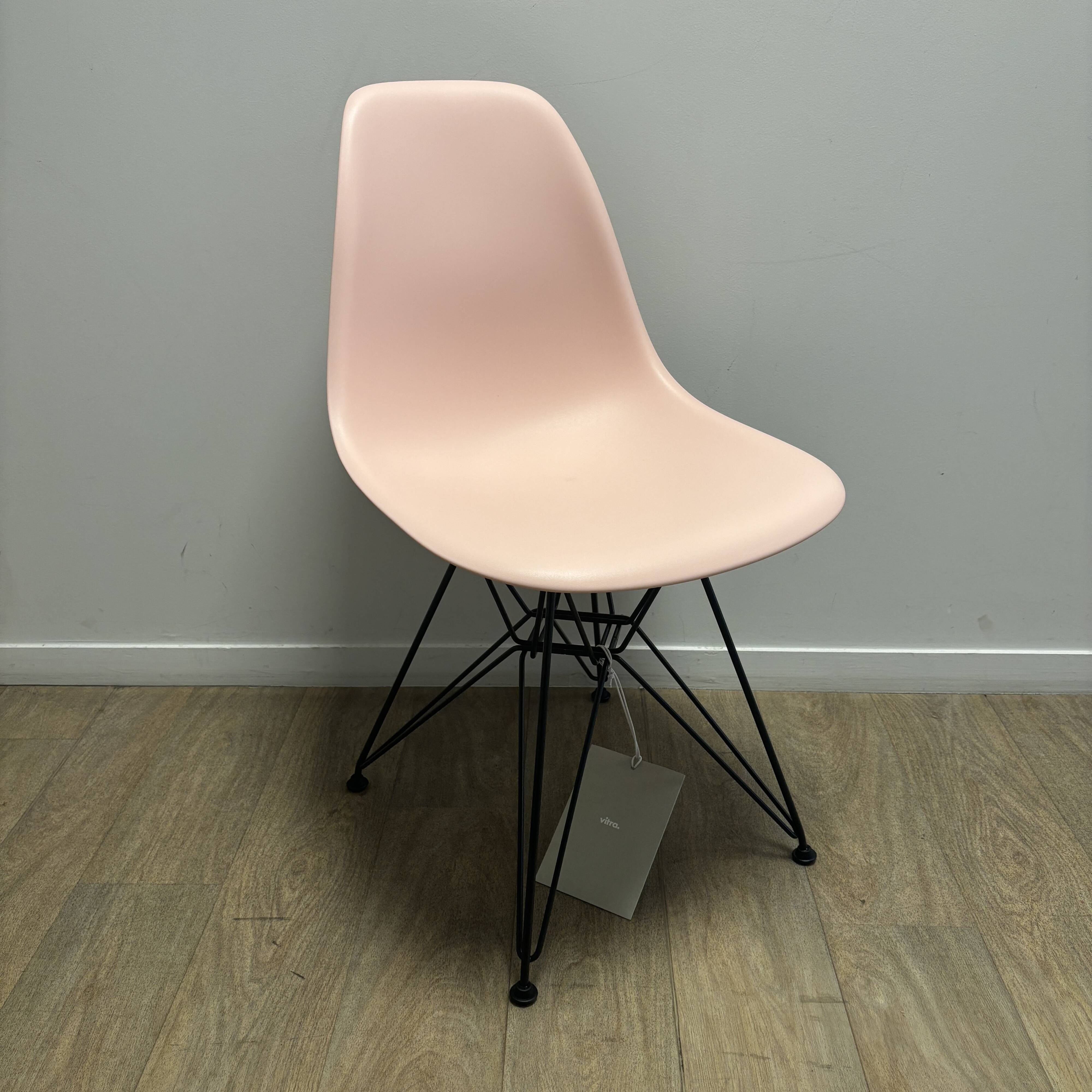 EAMES DSR CHAIR SOFT PINK / BLACK - VITRA